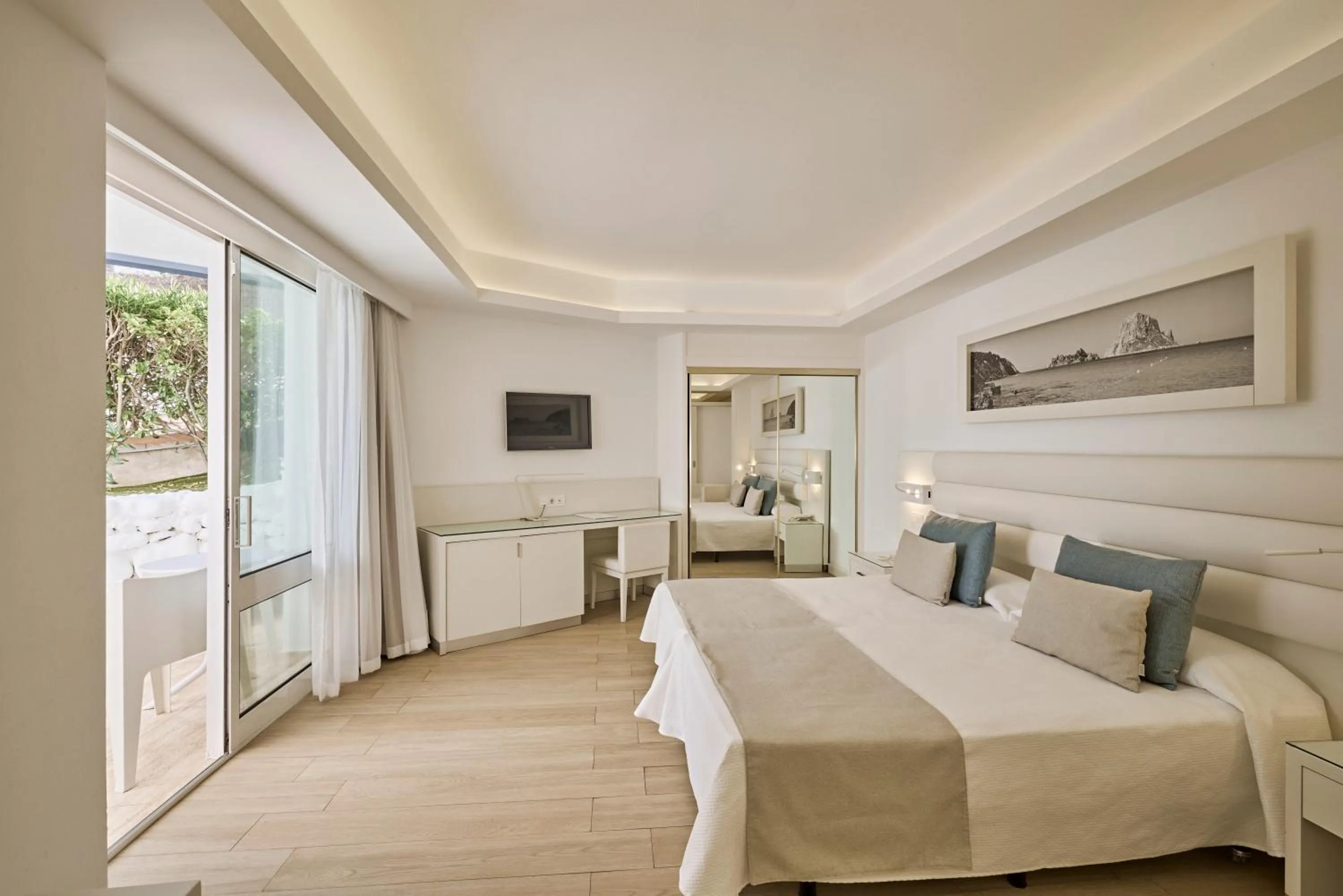 Photo of the whole room, Bed in Hotel Argos Ibiza