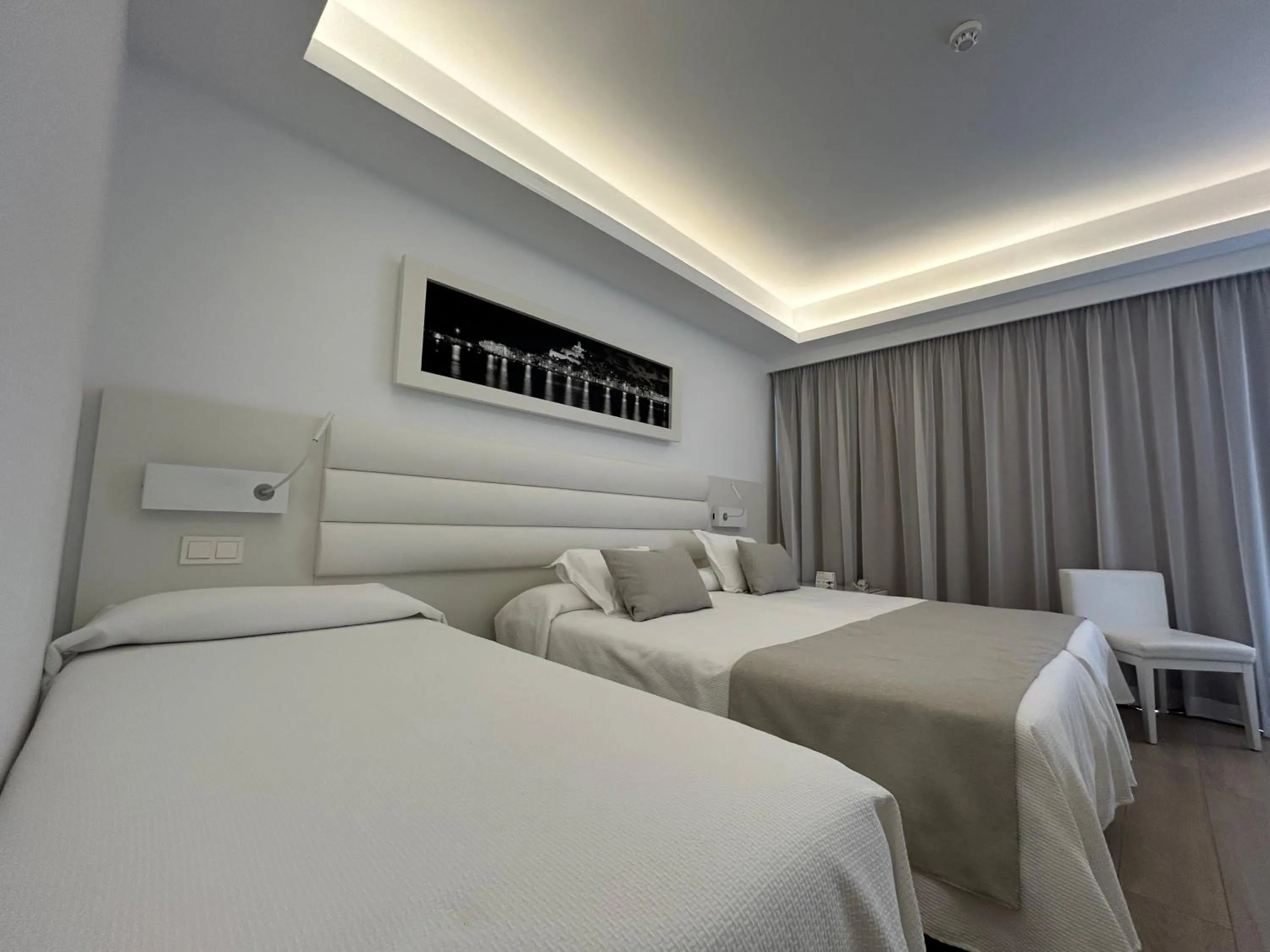 Photo of the whole room, Bed in Hotel Argos Ibiza