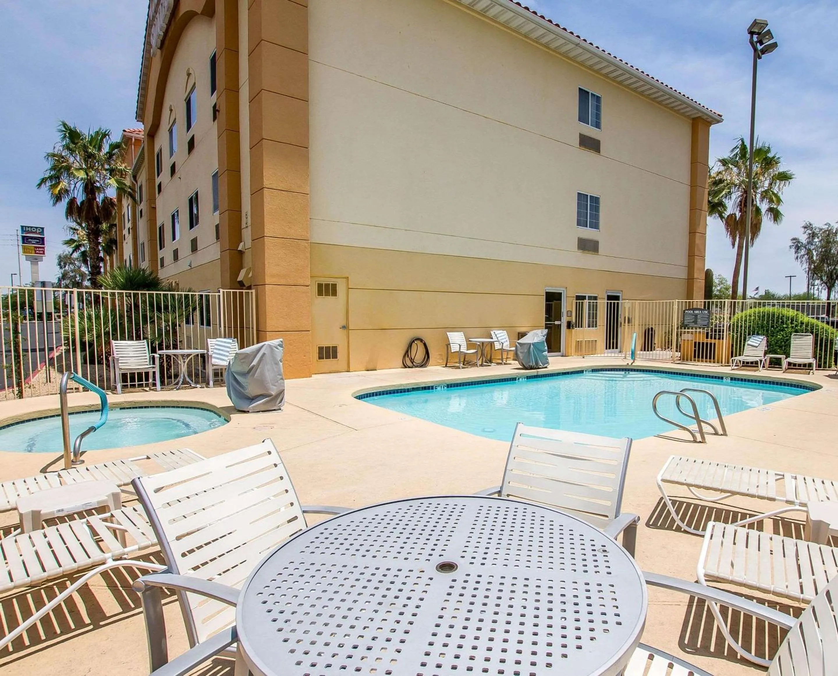 Swimming pool in Comfort Suites Peoria Sports Complex