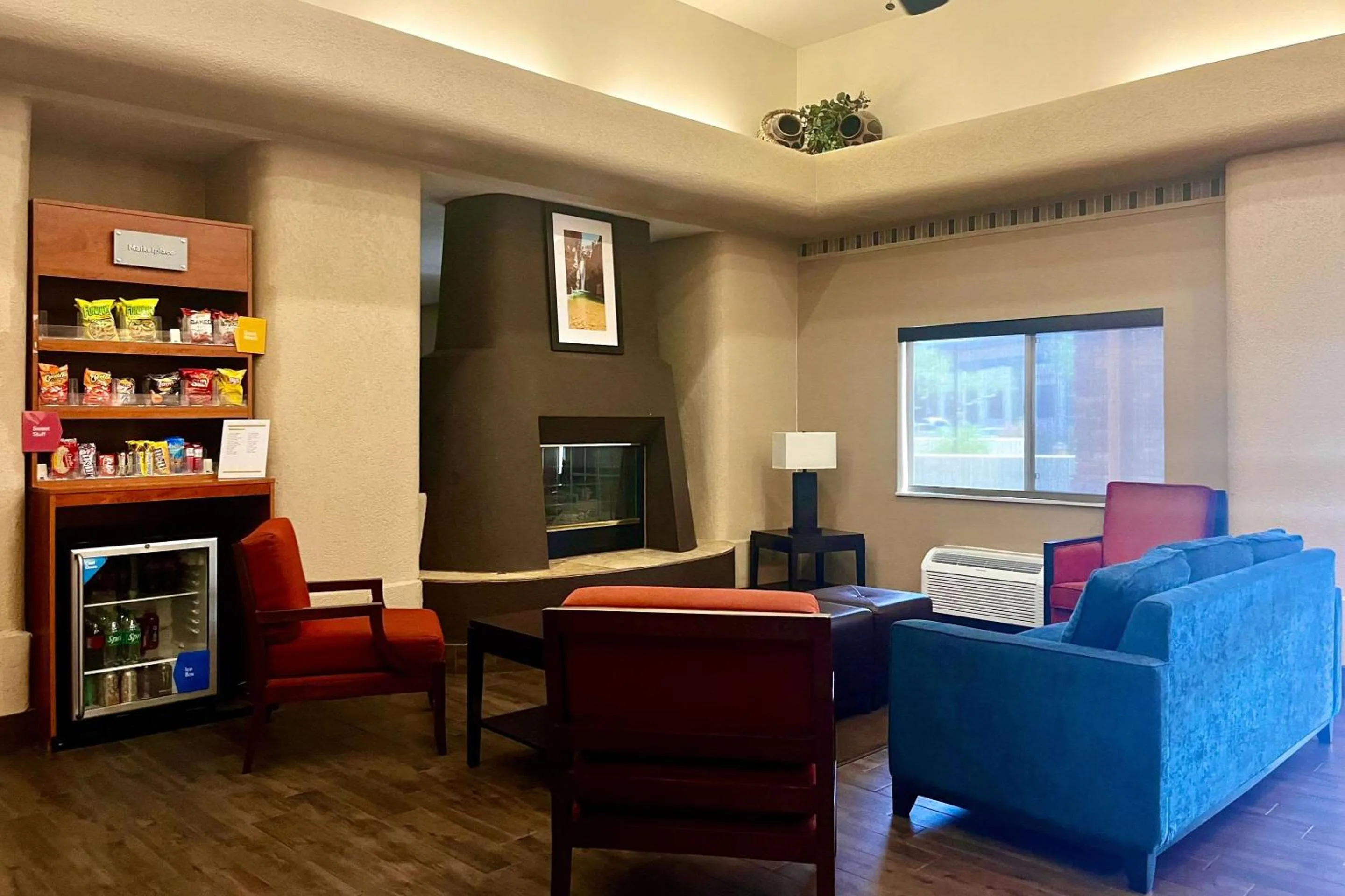 Lobby or reception in Comfort Suites Peoria Sports Complex