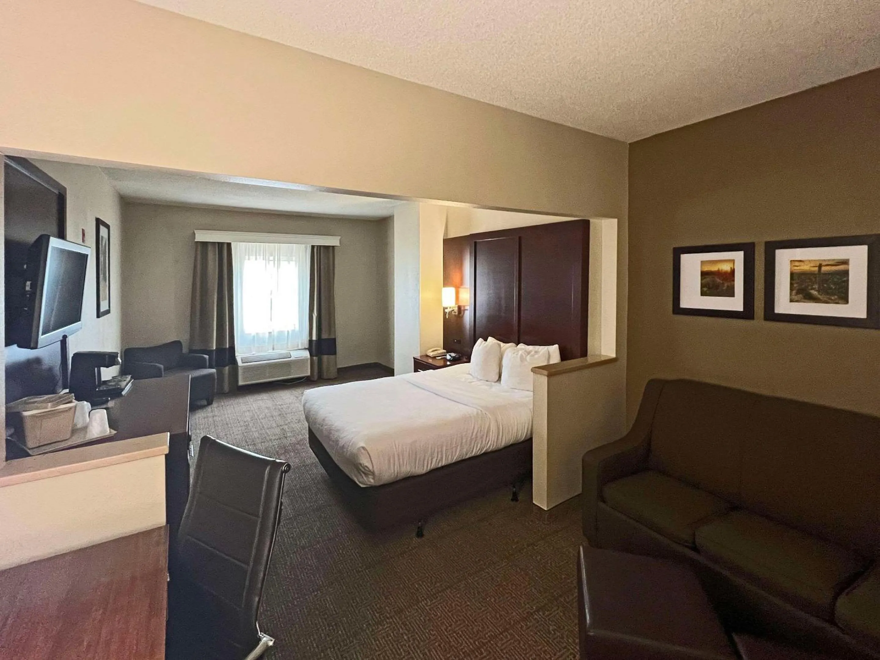 Bedroom, Bed in Comfort Suites Peoria Sports Complex