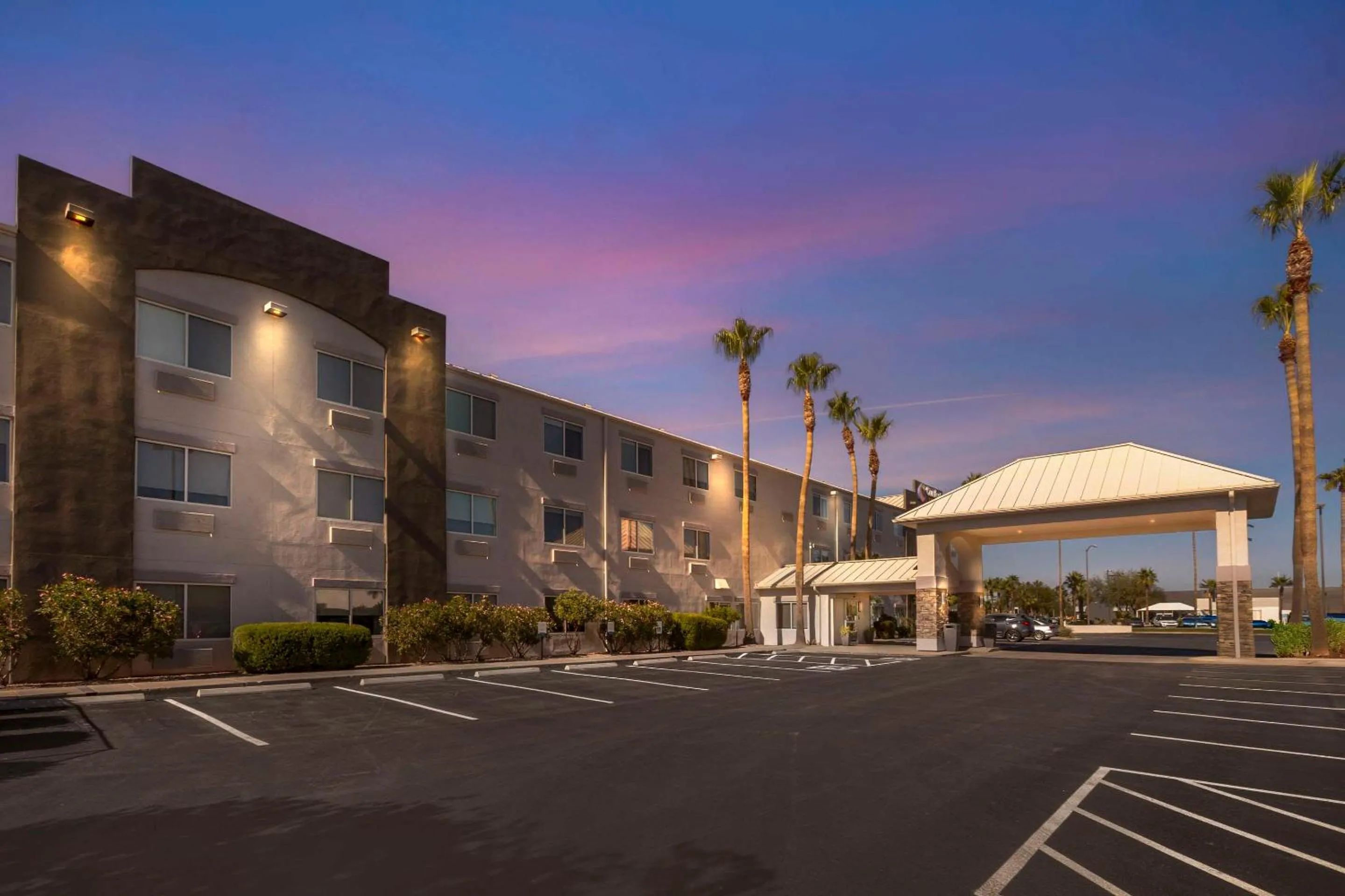 Property building in Comfort Suites at Tucson Mall