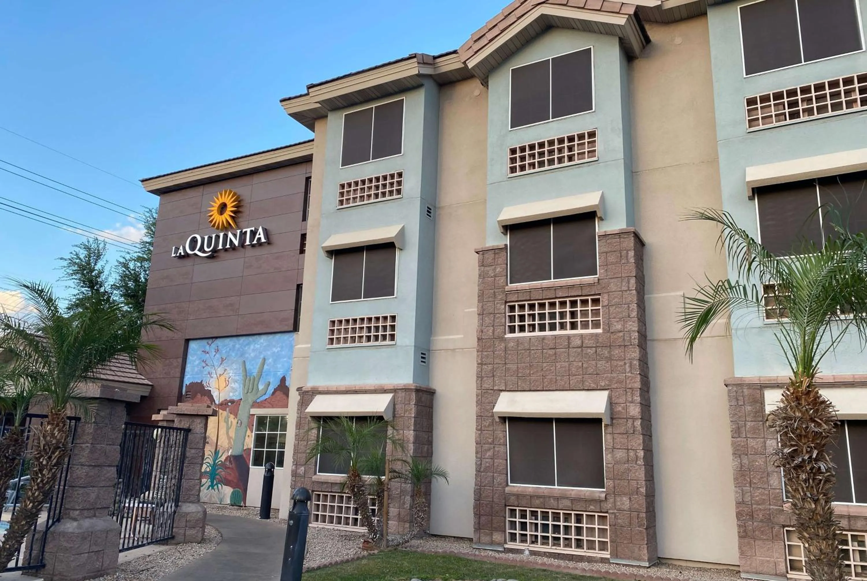 Property building in La Quinta Inn & Suites by Wyndham Tempe University, Phoenix