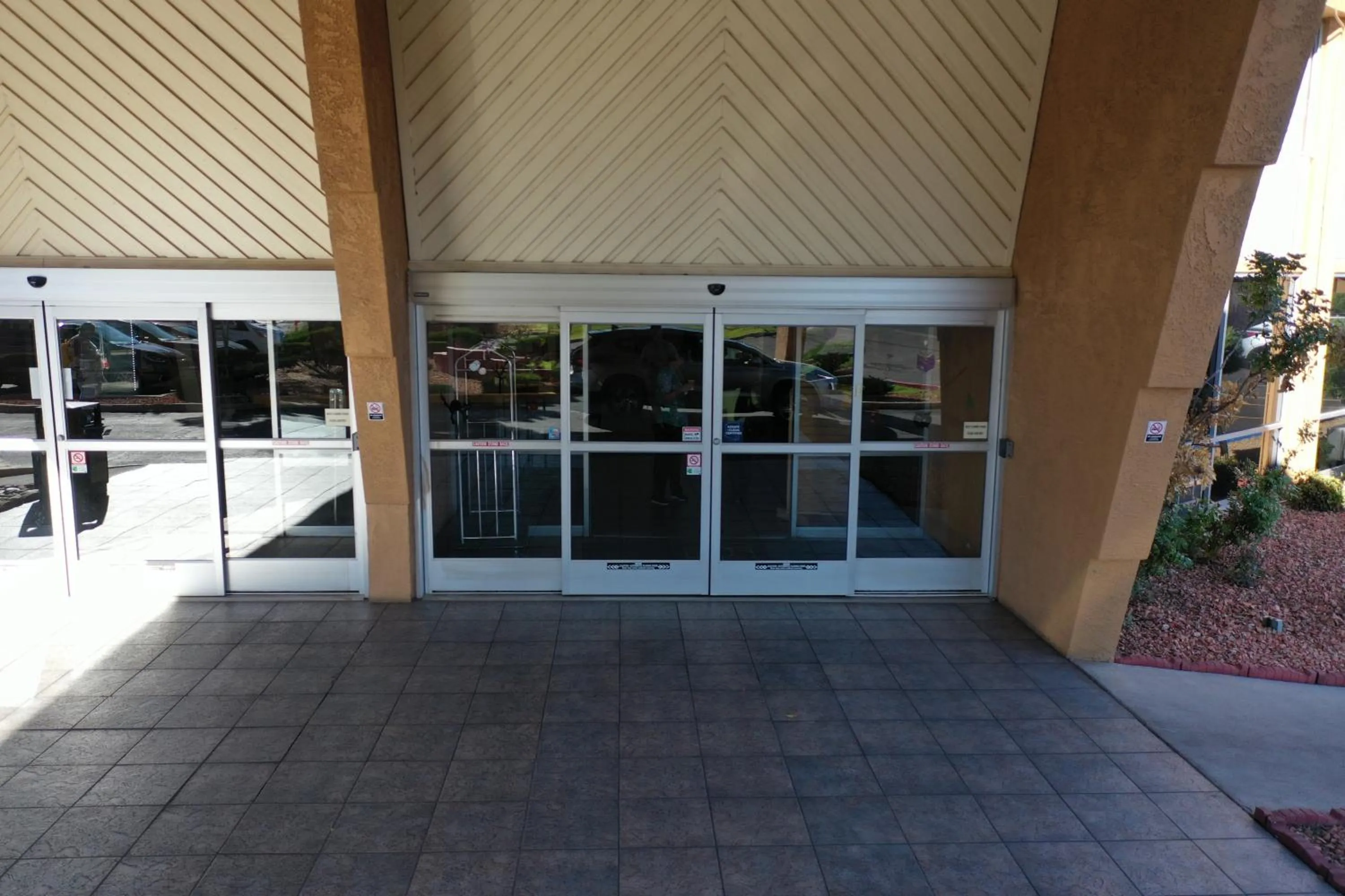 Facade/entrance in Quality Inn View of Lake Powell - Page