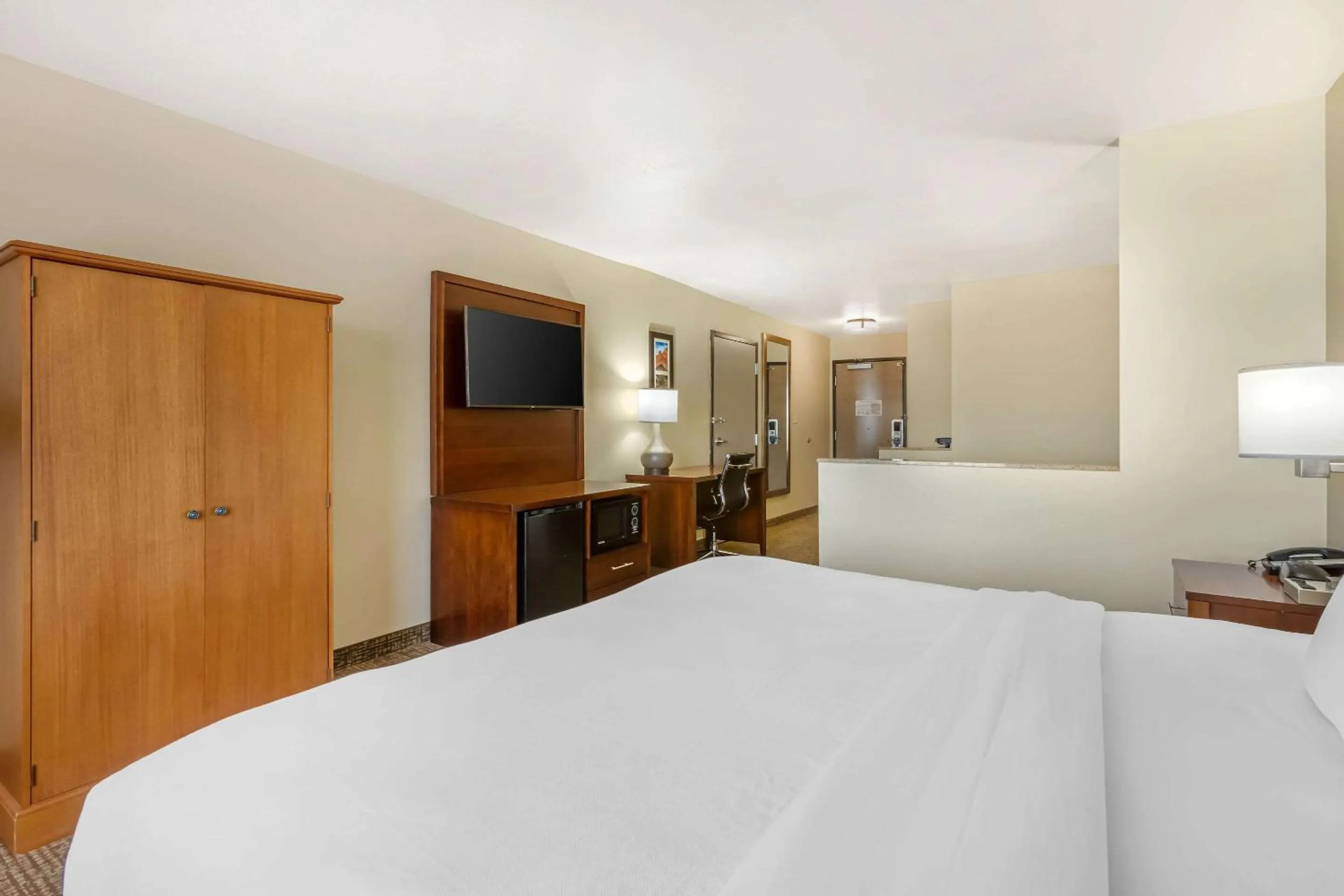 TV and multimedia, Bed in Comfort Inn and Suites Yuma I-8