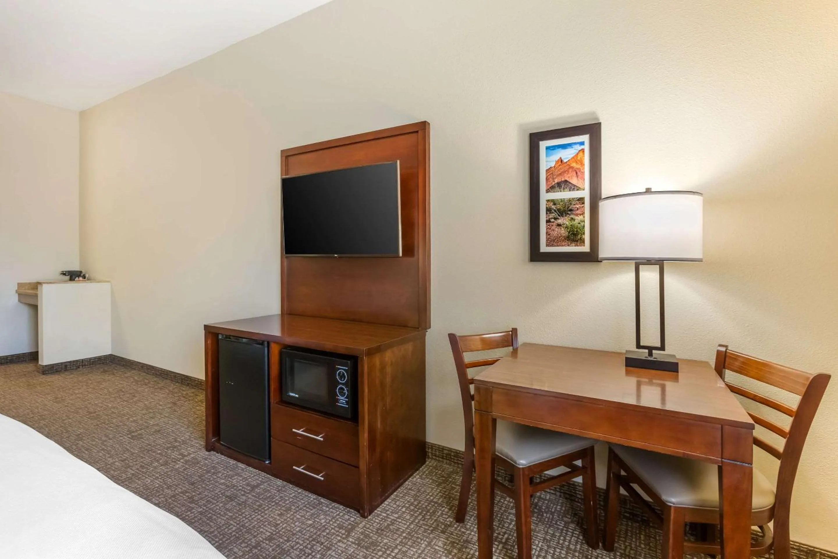 TV and multimedia, Bed in Comfort Inn and Suites Yuma I-8