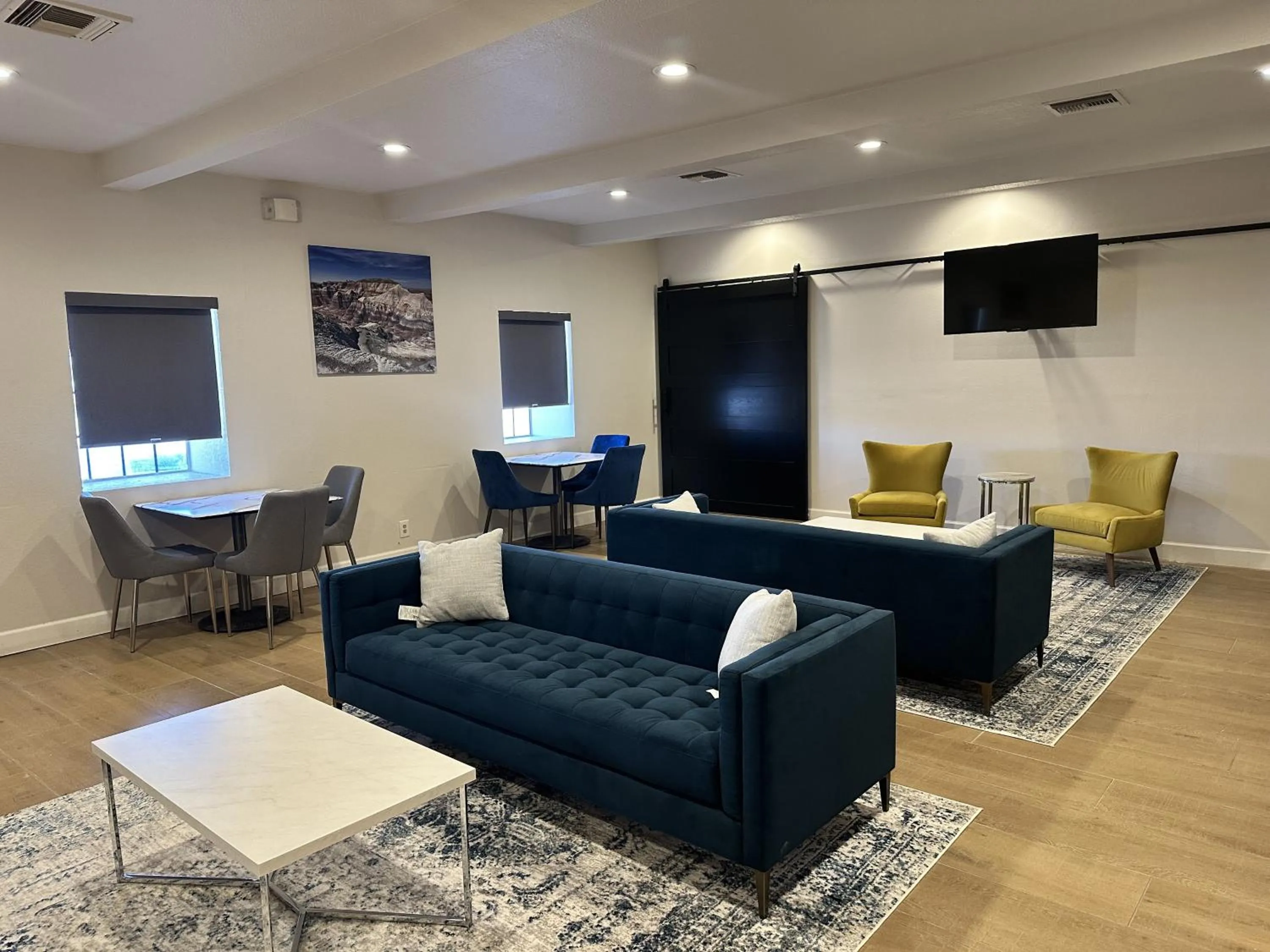 Lounge or bar in Clarion Pointe Winslow I-40