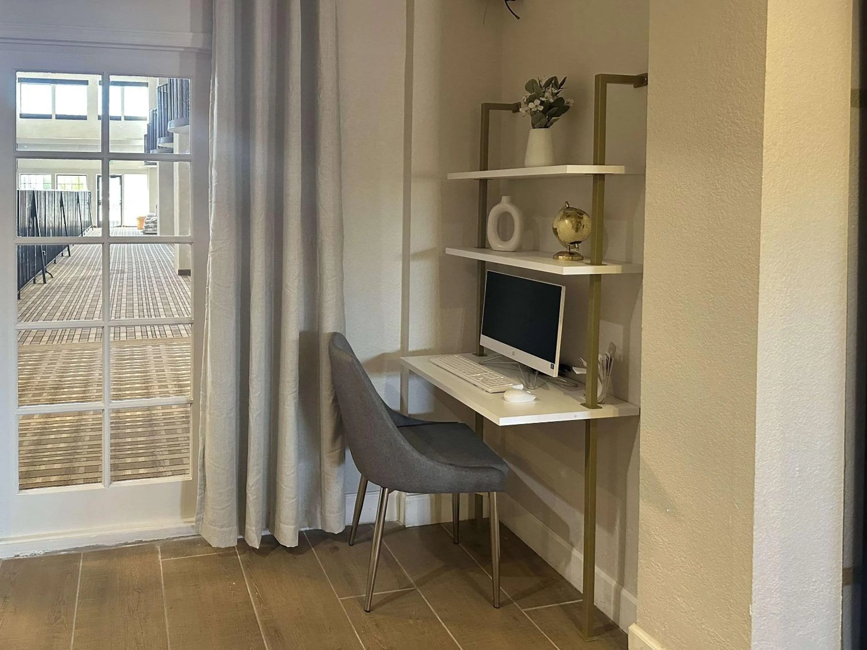 Lobby or reception in Clarion Pointe Winslow I-40