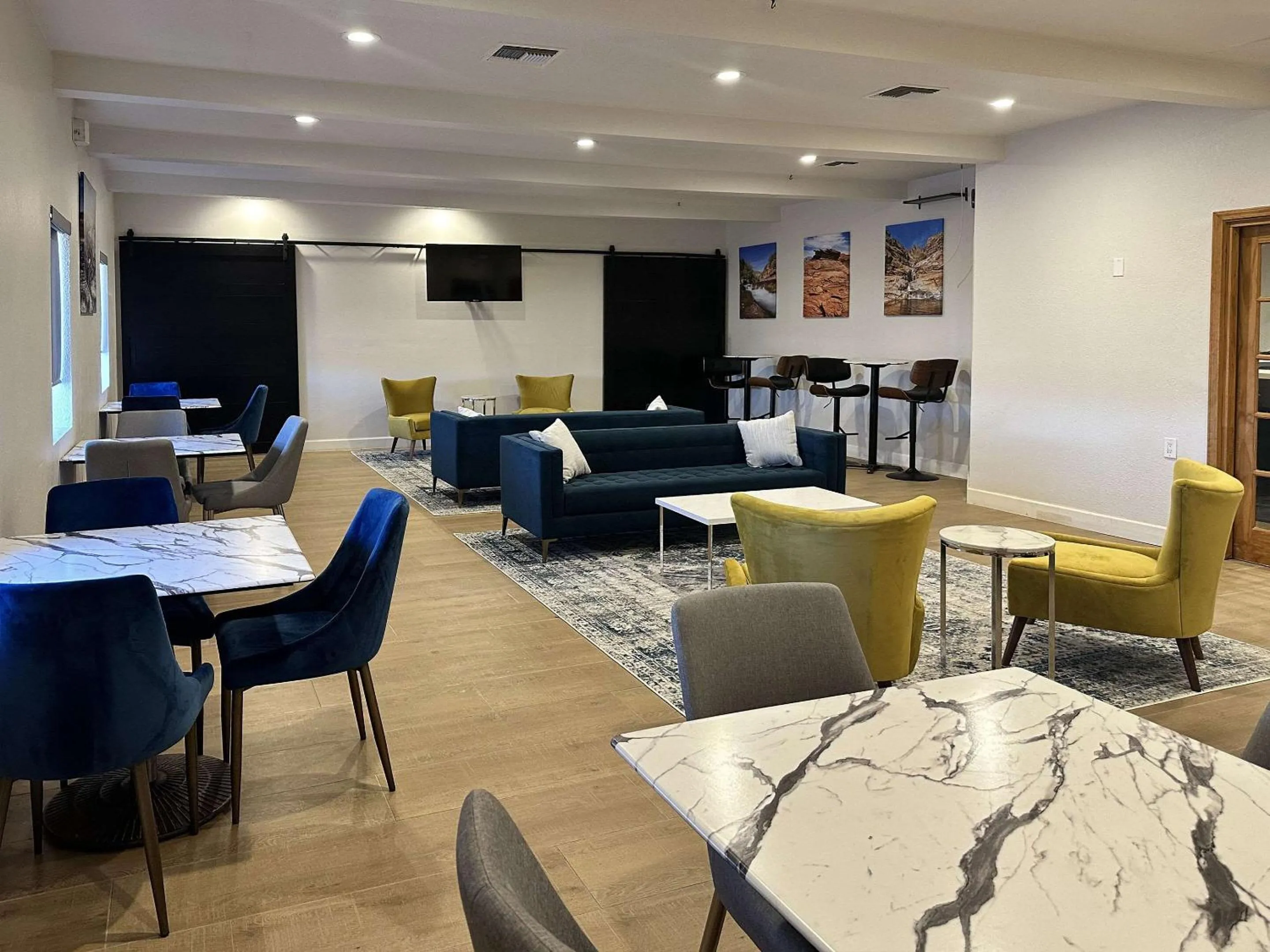 Lounge or bar in Clarion Pointe Winslow I-40