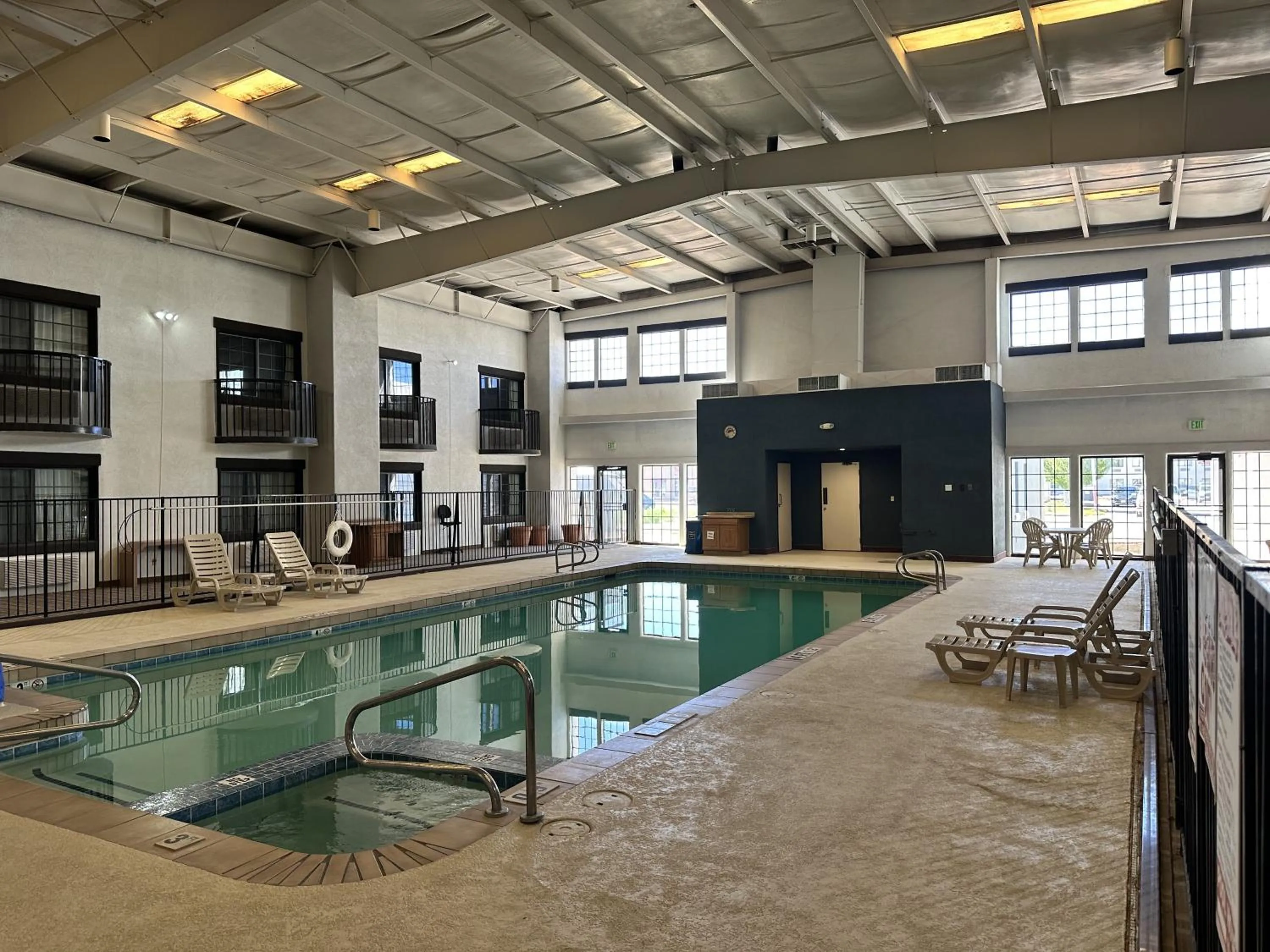 Swimming pool in Clarion Pointe Winslow I-40