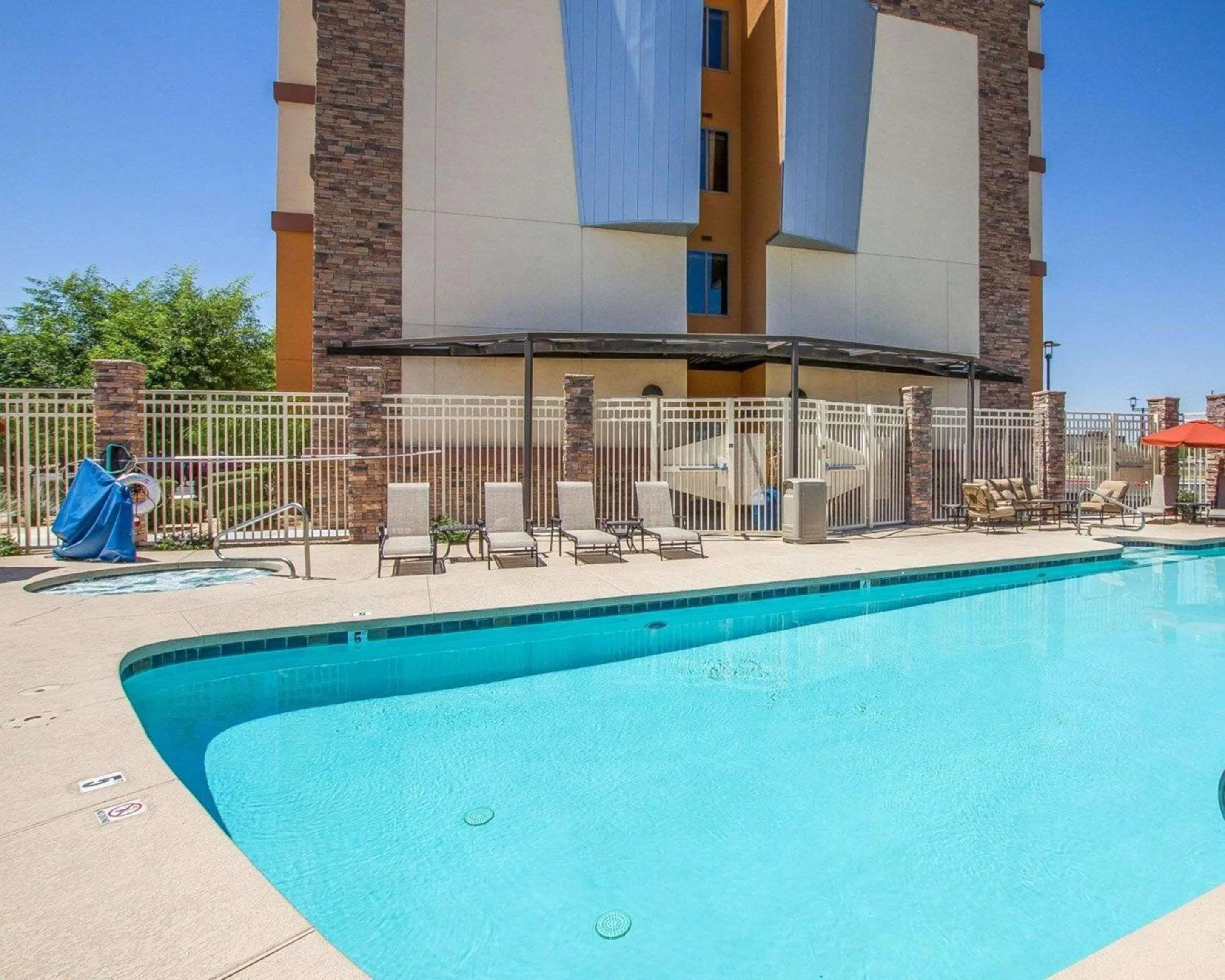 Swimming pool in Comfort Suites Glendale - State Farm Stadium Area