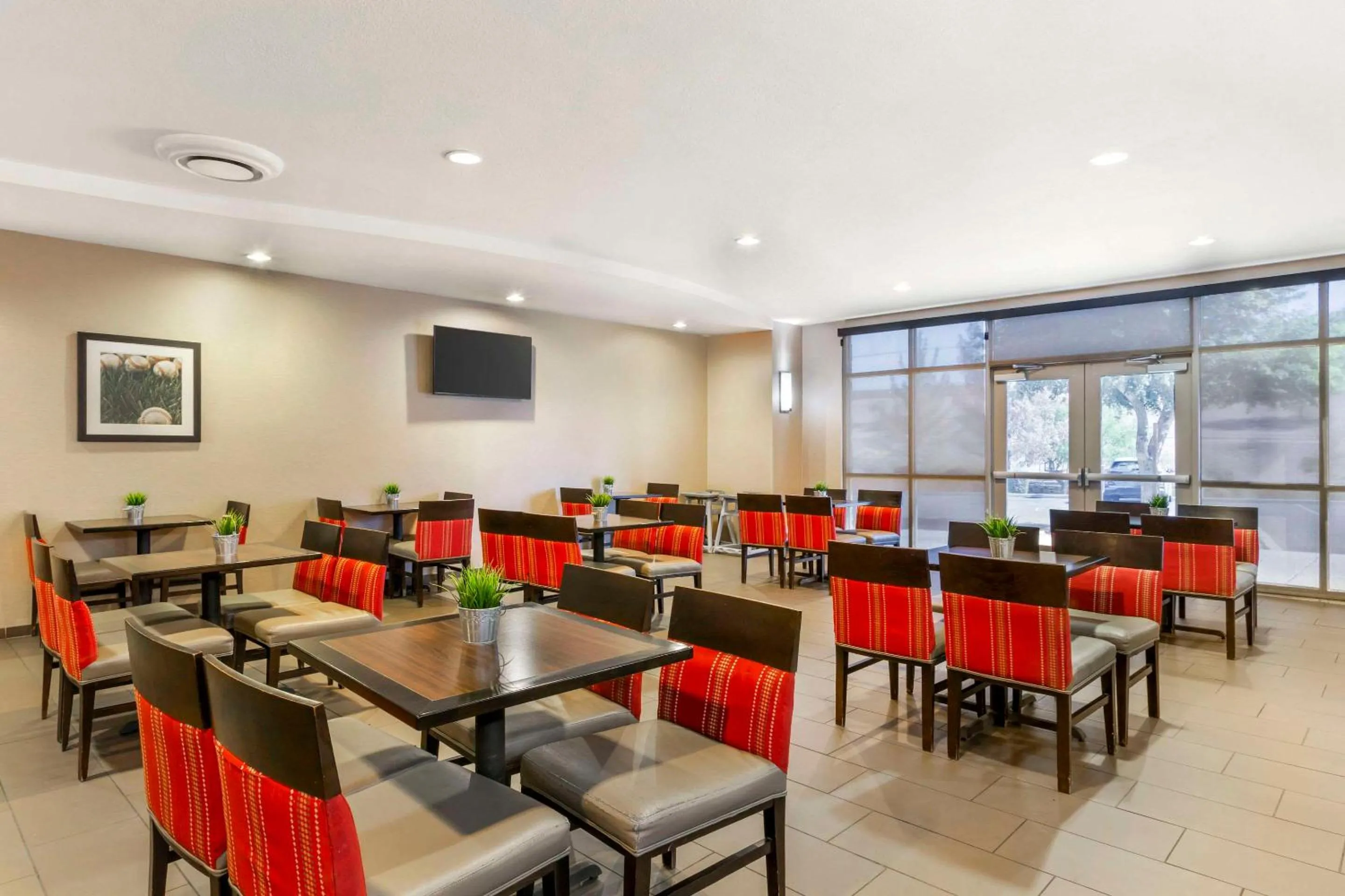 Breakfast in Comfort Suites Glendale - State Farm Stadium Area