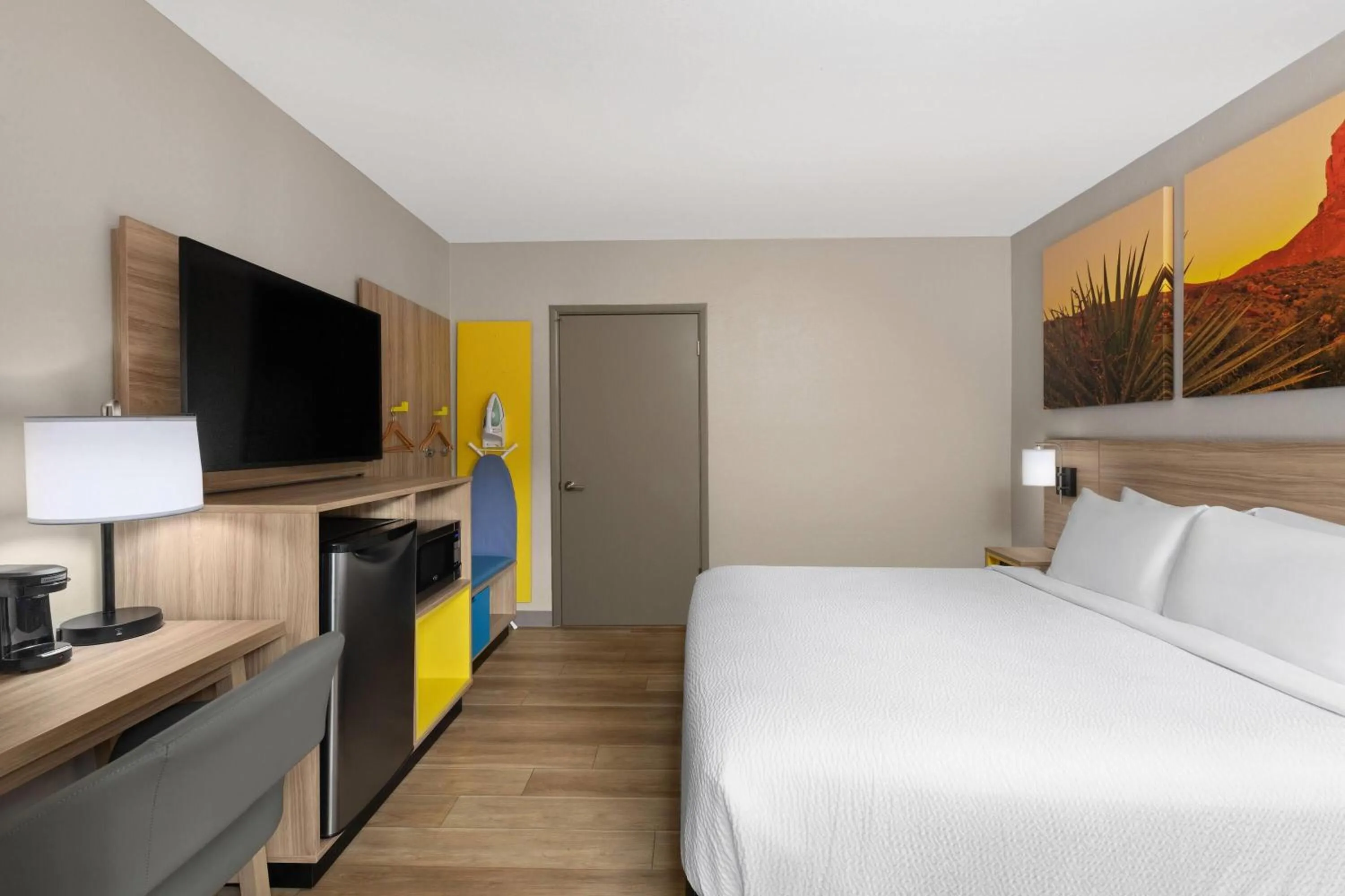 Photo of the whole room, Bed in Days Inn by Wyndham Prescott