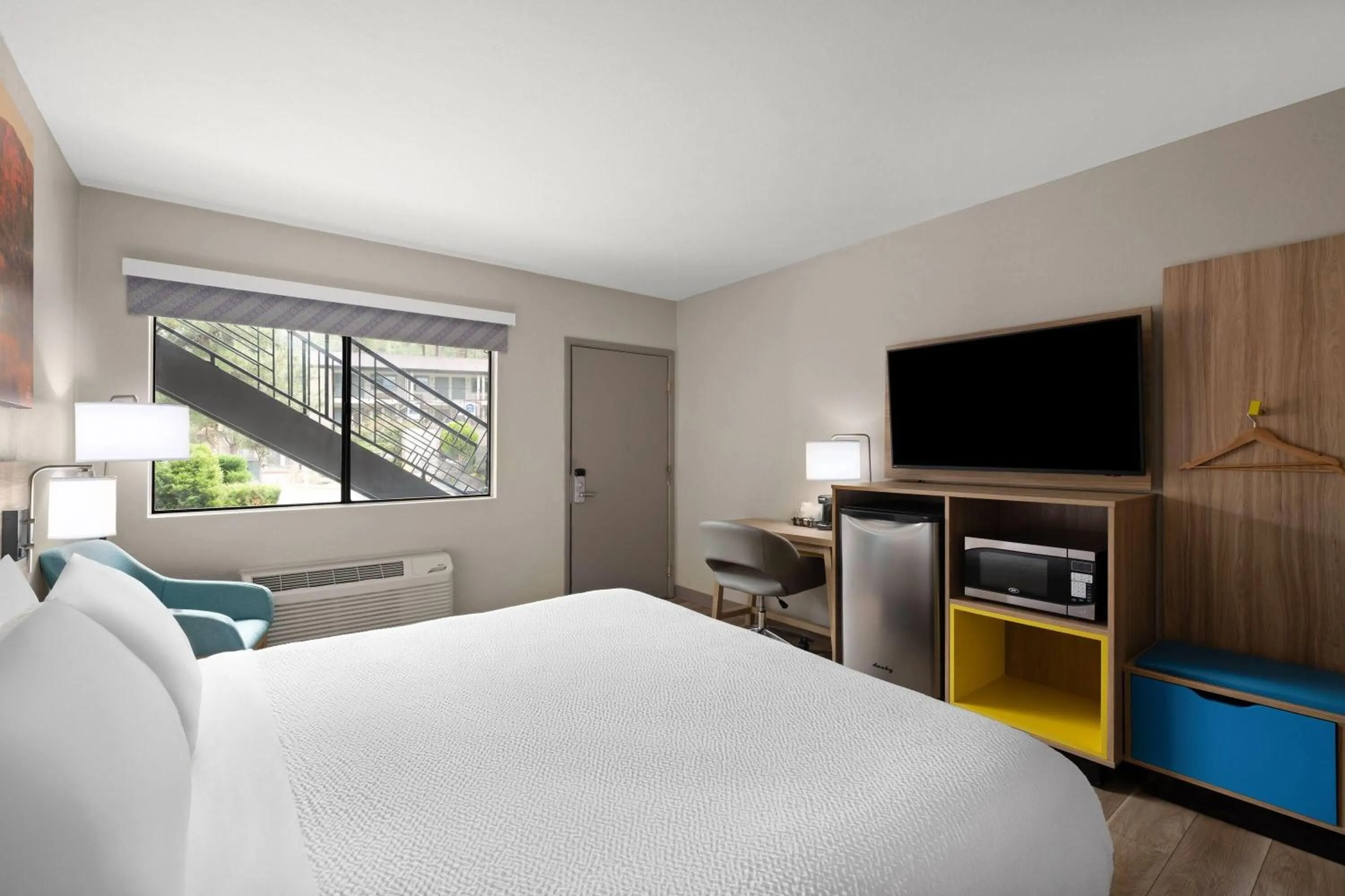 Photo of the whole room, Bed in Days Inn by Wyndham Prescott