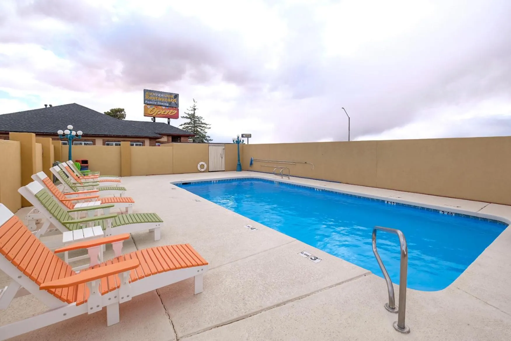 Swimming pool in Quality Inn Holbrook near Petrified Forest