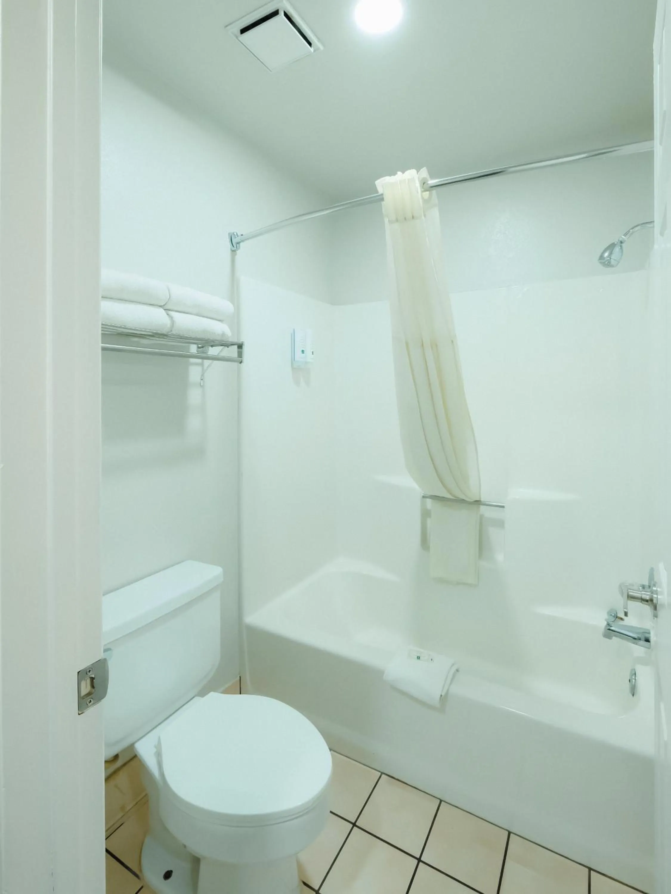 Bathroom in Quality Inn Holbrook near Petrified Forest