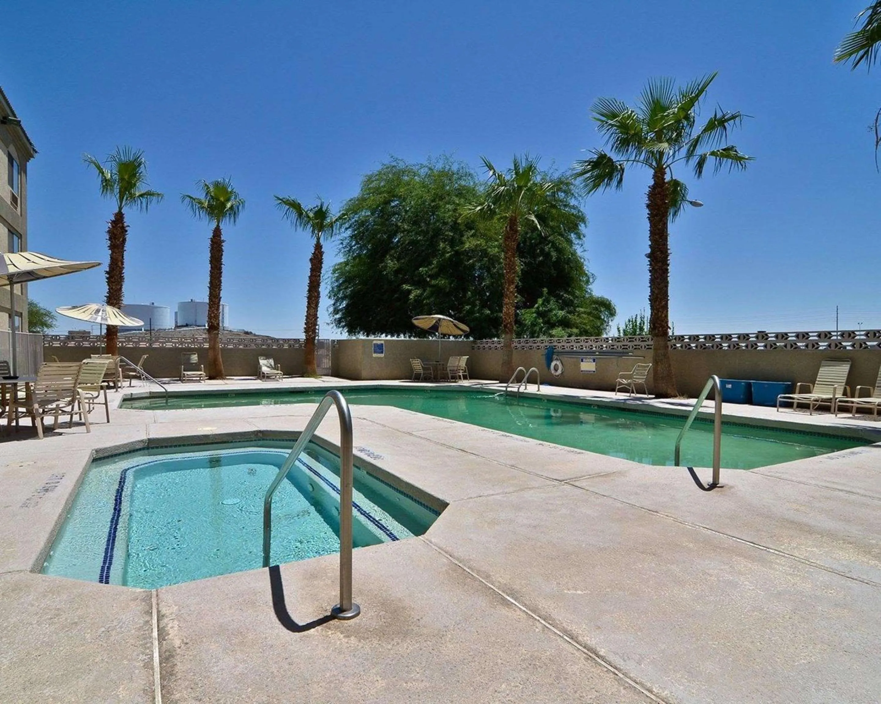 Swimming pool in Quality Inn & Suites Yuma