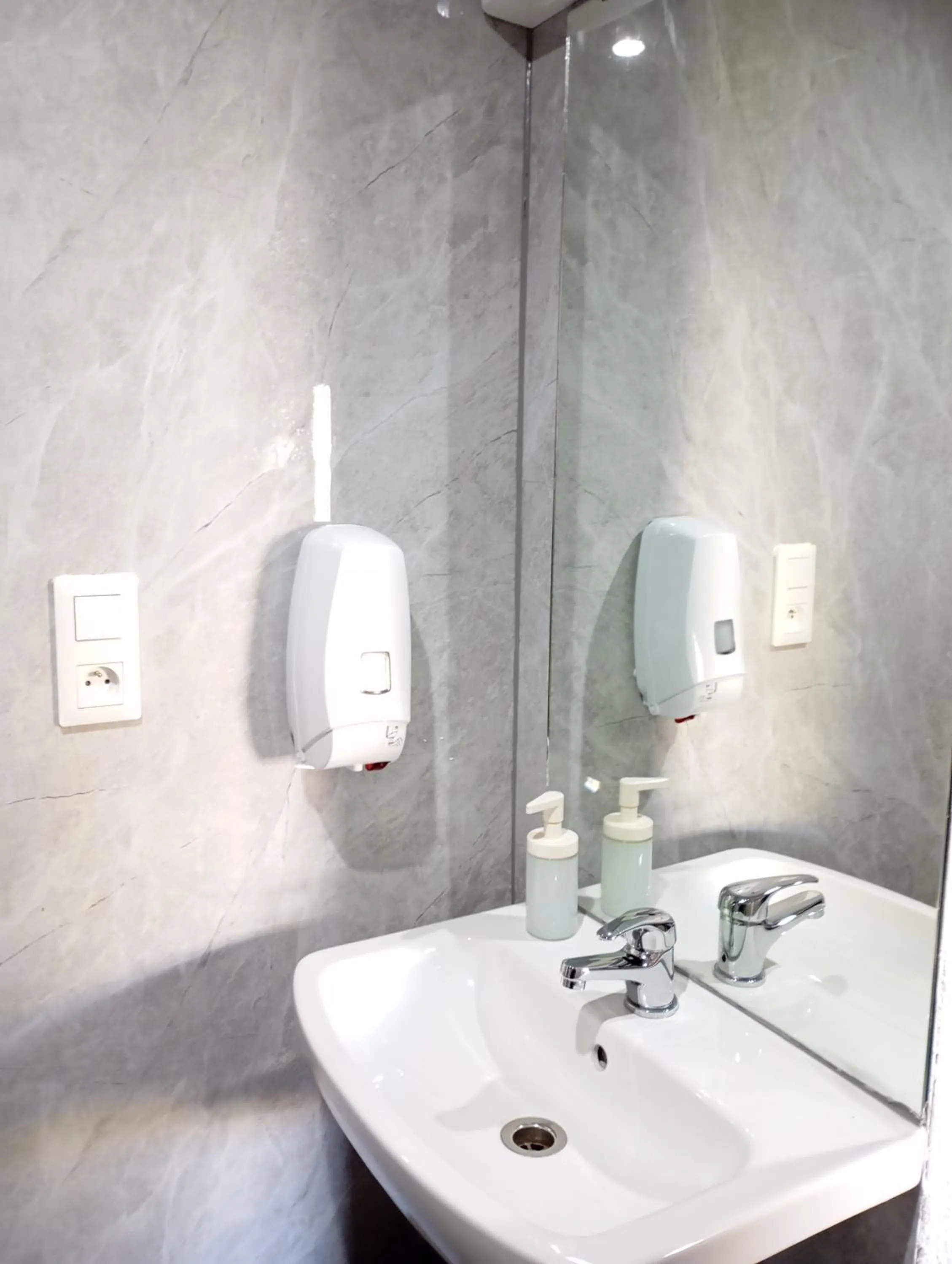 Bathroom in HOTEL THANIA Sète Frontignan