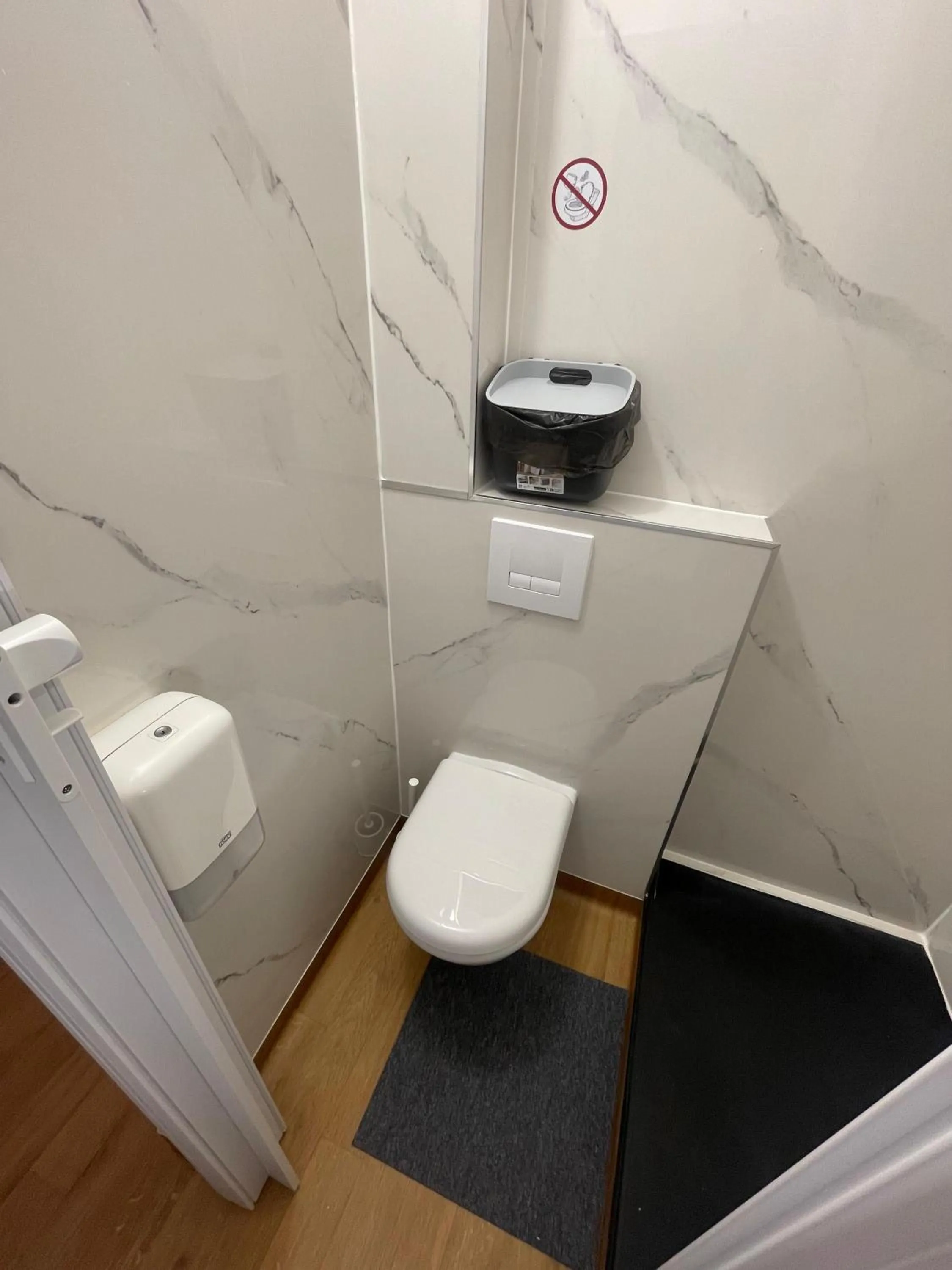 Toilet in HOTEL THANIA