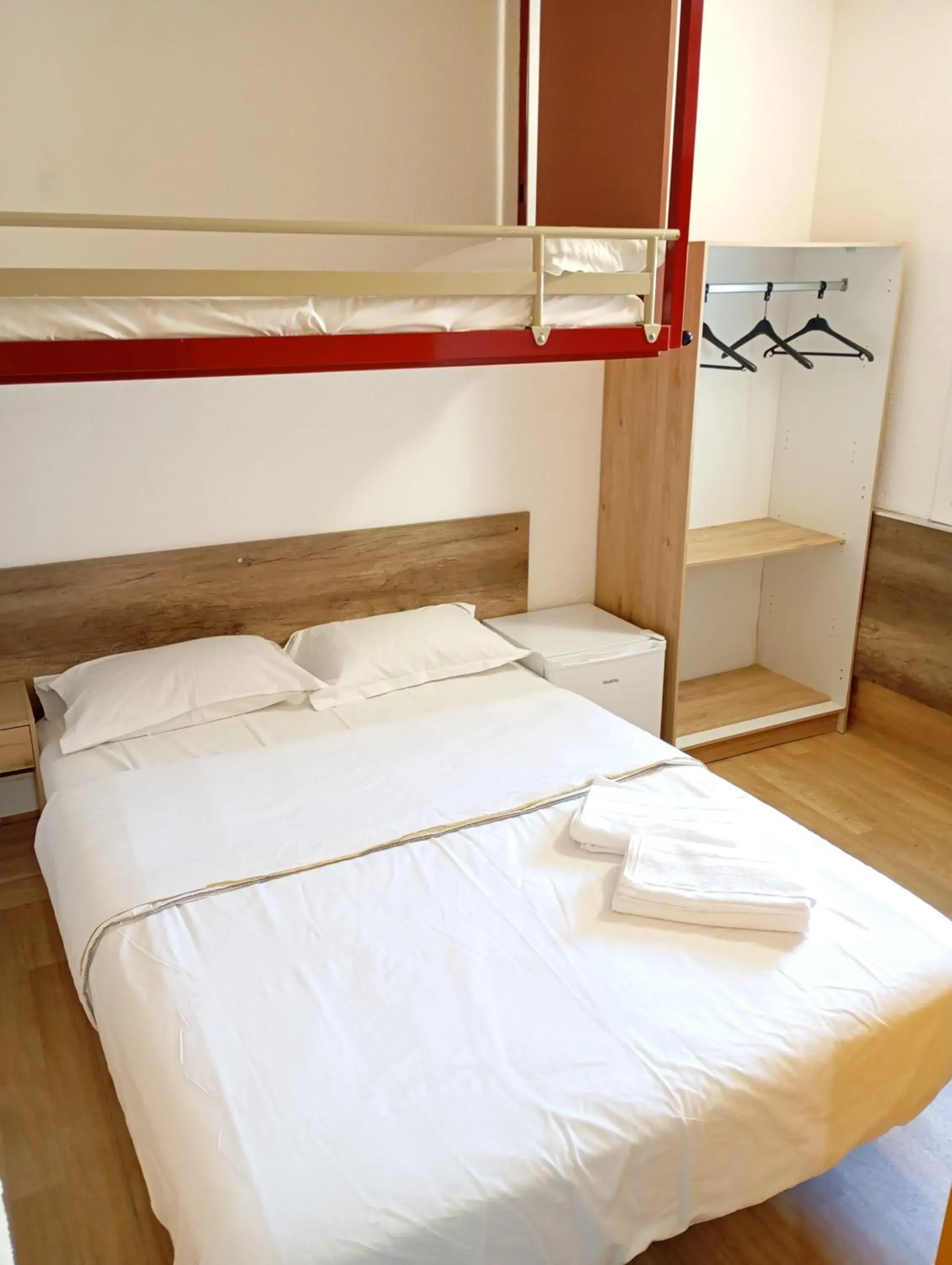 Triple Room with Private Bathroom in HOTEL THANIA Sète Frontignan Triple Room with Private Bathroom in HOTEL THANIA Sète Frontignan