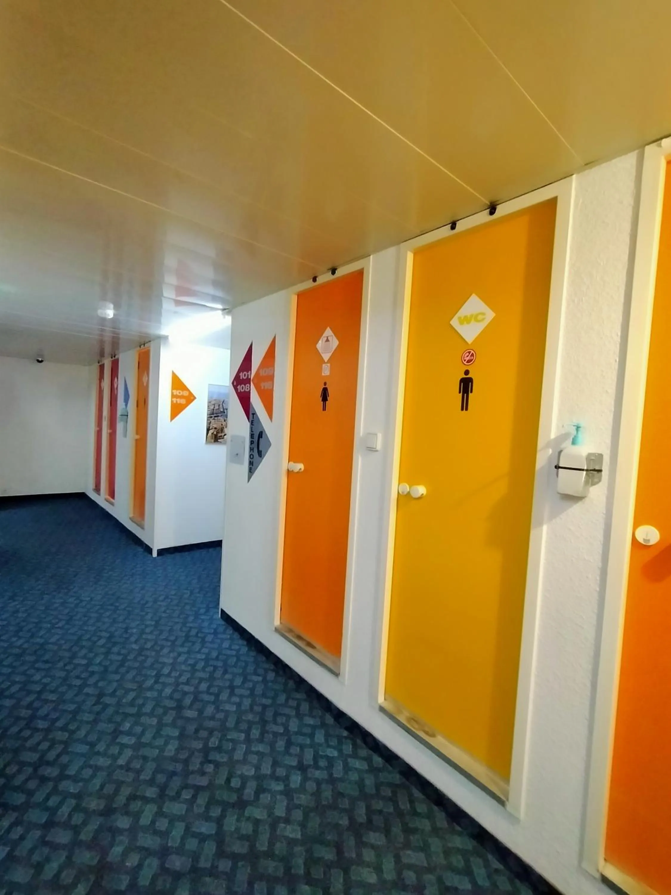 Shower in HOTEL THANIA