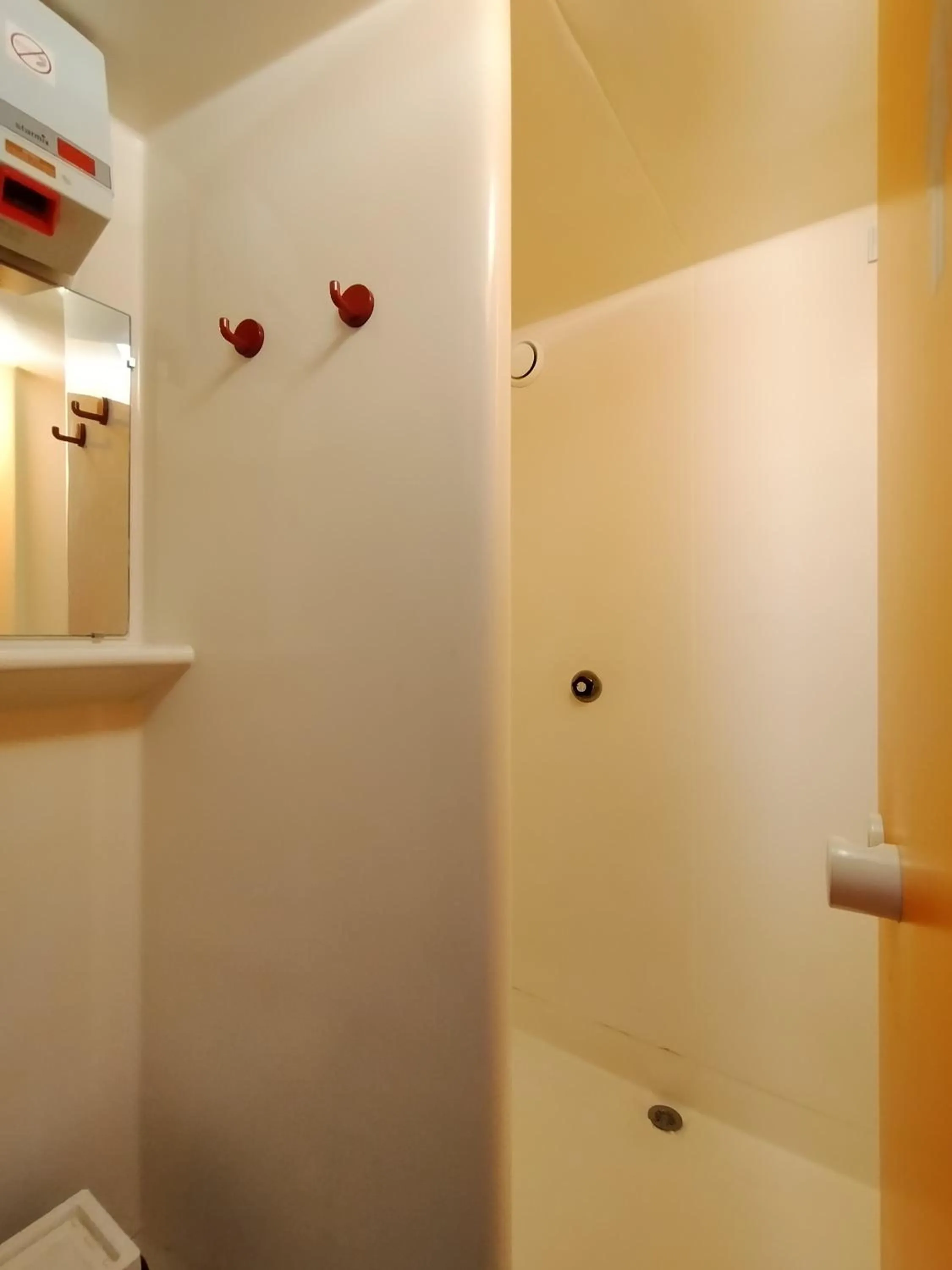 Shower in HOTEL THANIA