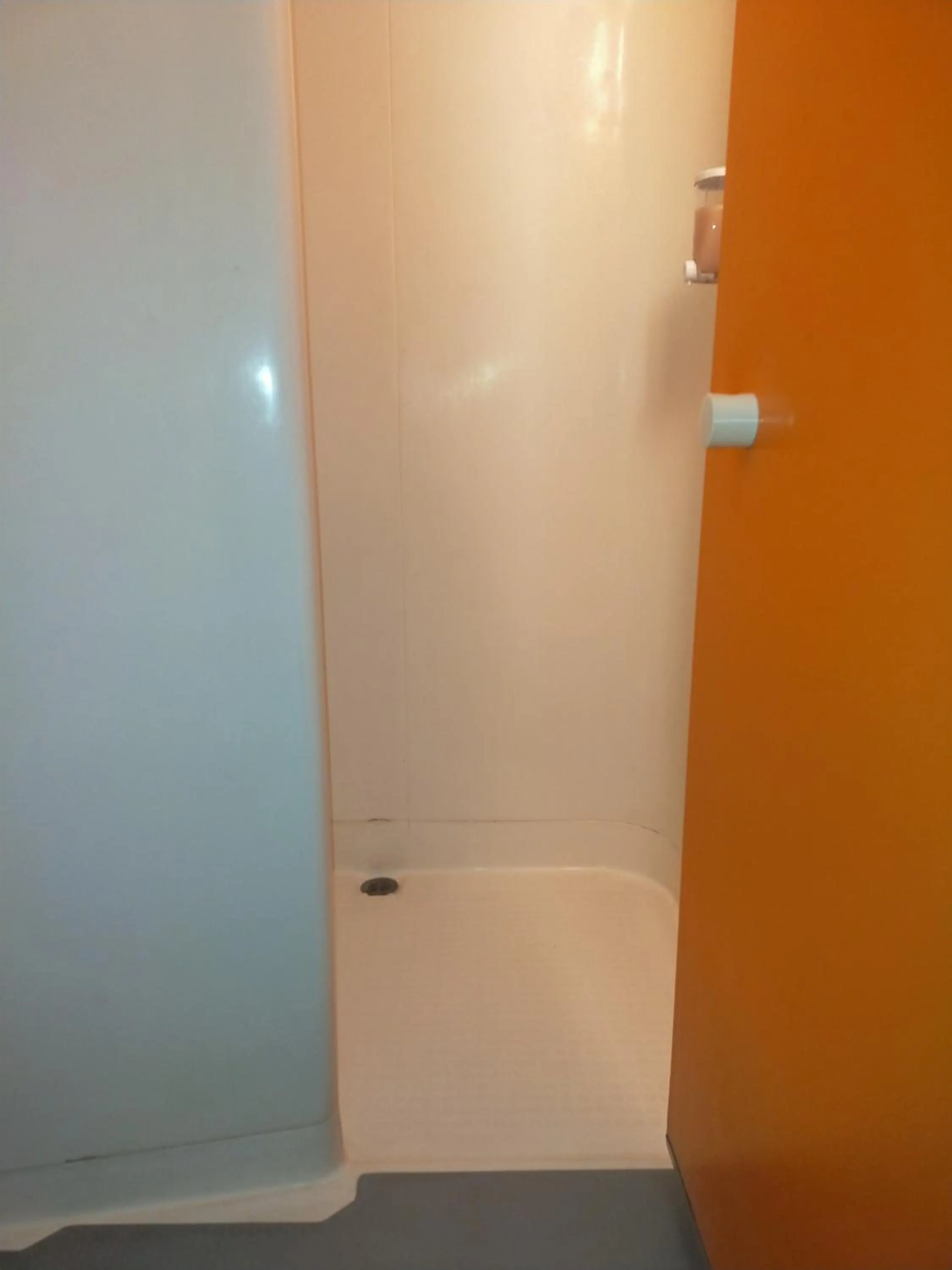 Shower in HOTEL THANIA