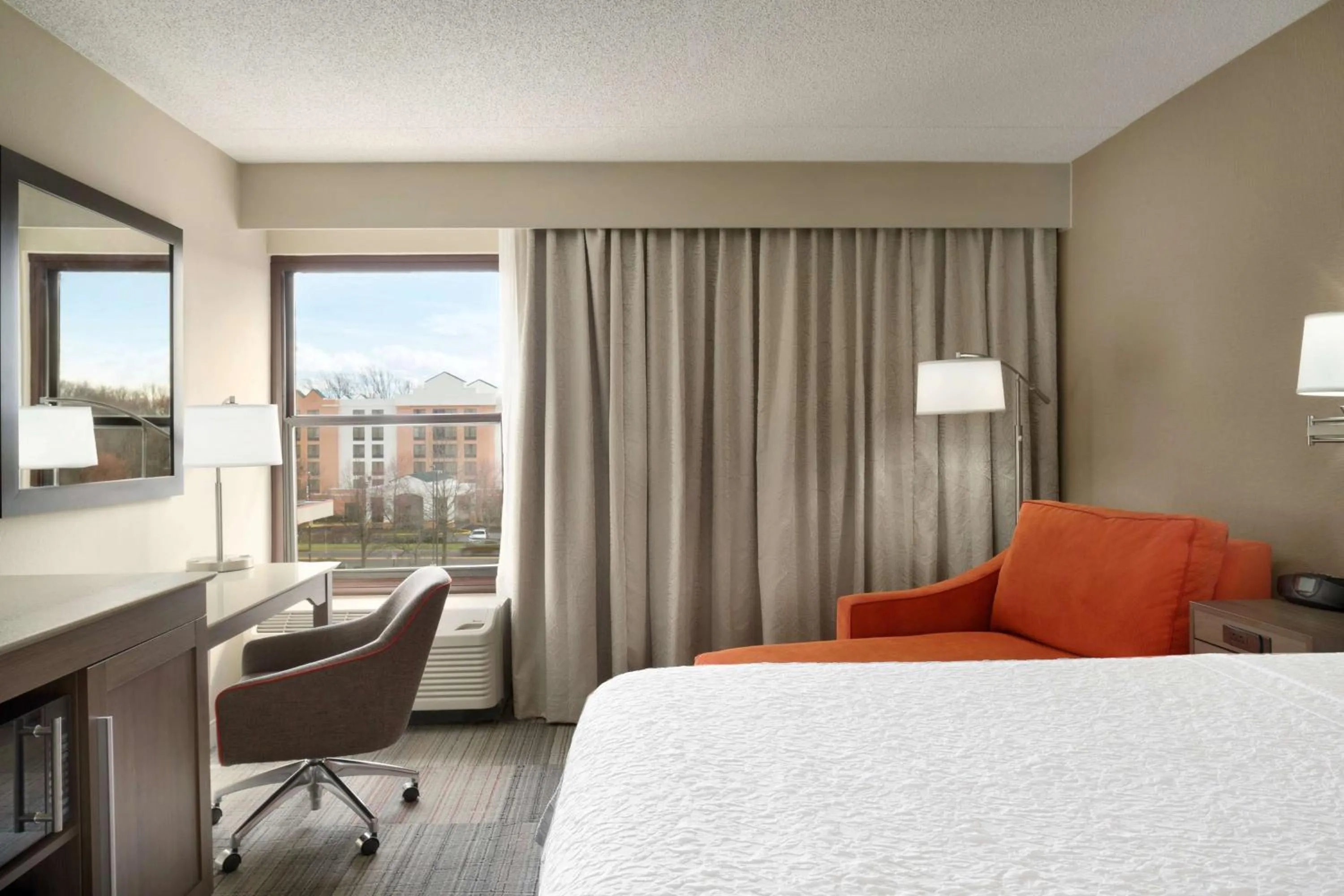 Bed in Hampton Inn Philadelphia/Mt. Laurel