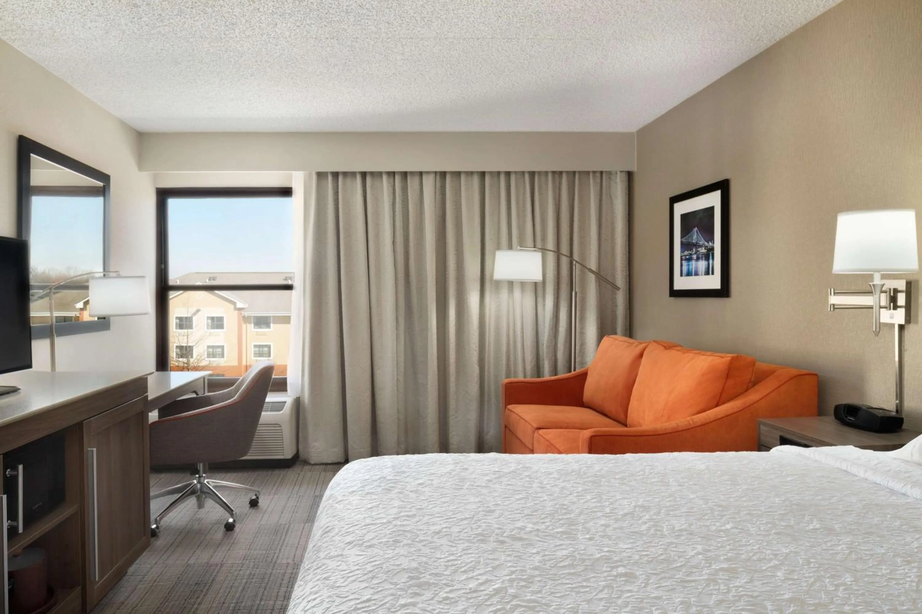 Bed in Hampton Inn Philadelphia/Mt. Laurel