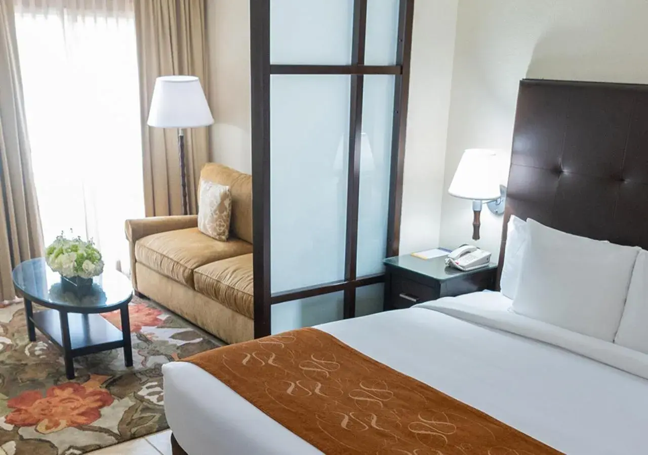 Standard Room with King Bed - Non-Smoking in Comfort Suites Paradise Island Standard Room with King Bed - Non-Smoking in Comfort Suites Paradise Island