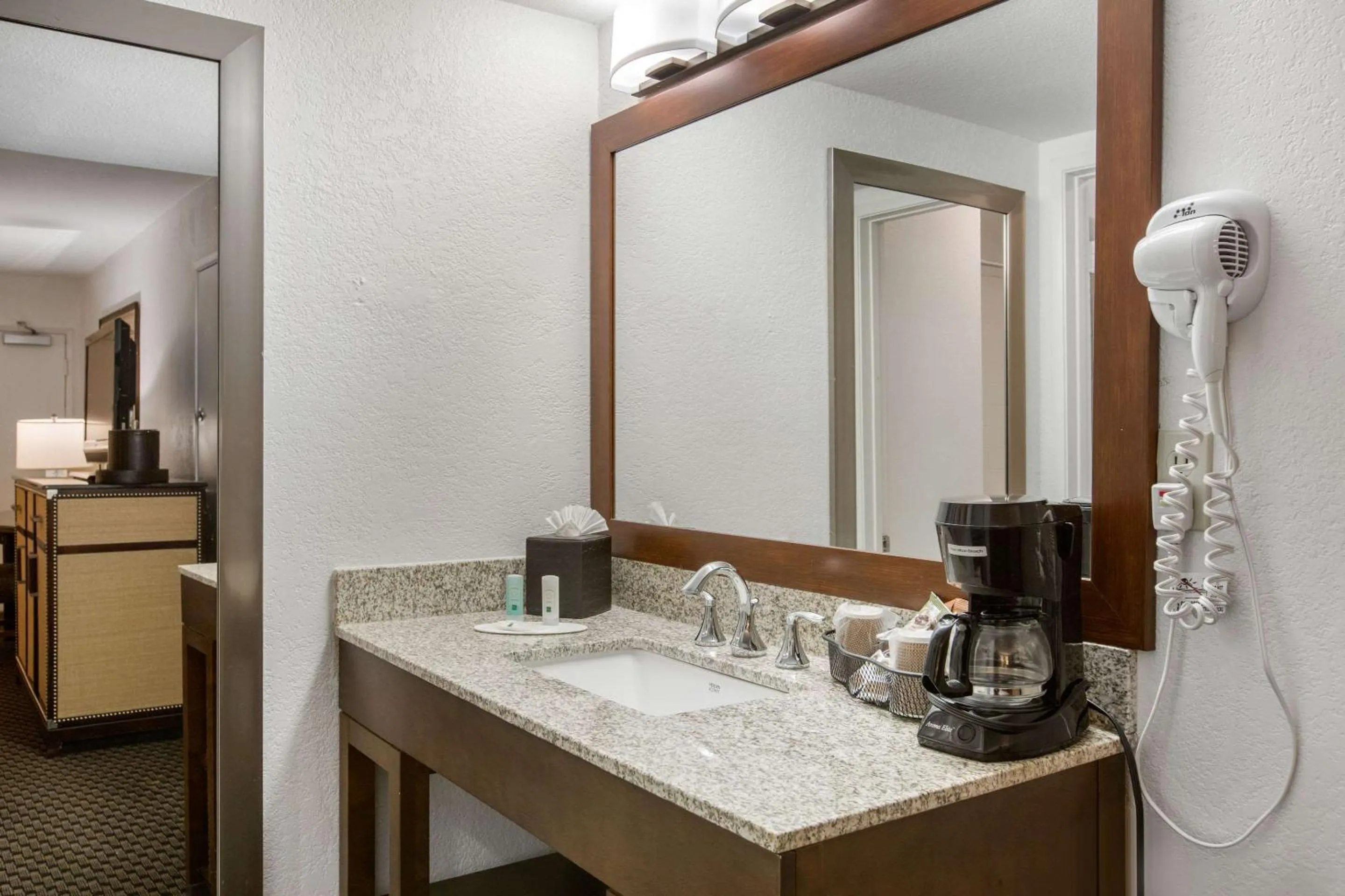 Photo of the whole room, Bathroom in Quality Inn Palm Springs Downtown