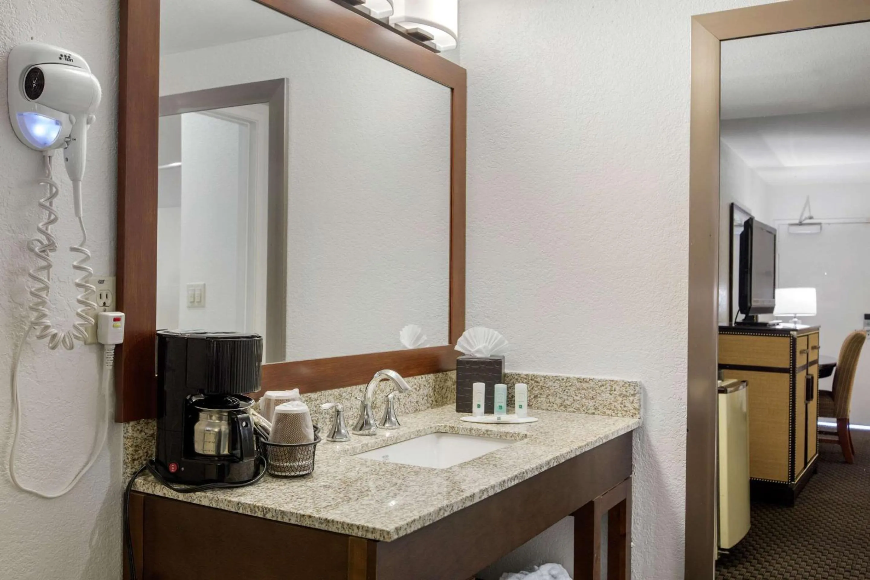 Photo of the whole room, Bathroom in Quality Inn Palm Springs Downtown