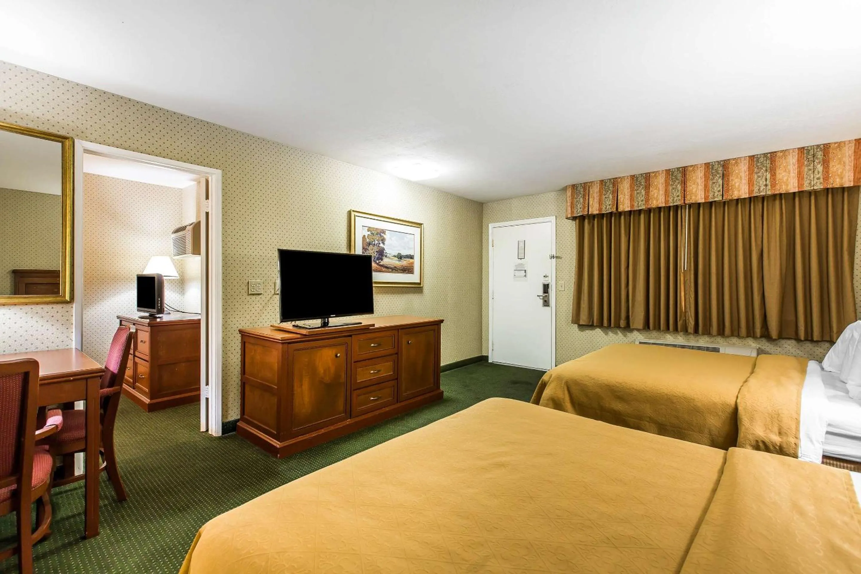 Bedroom in Quality Inn Near China Lake Naval Station