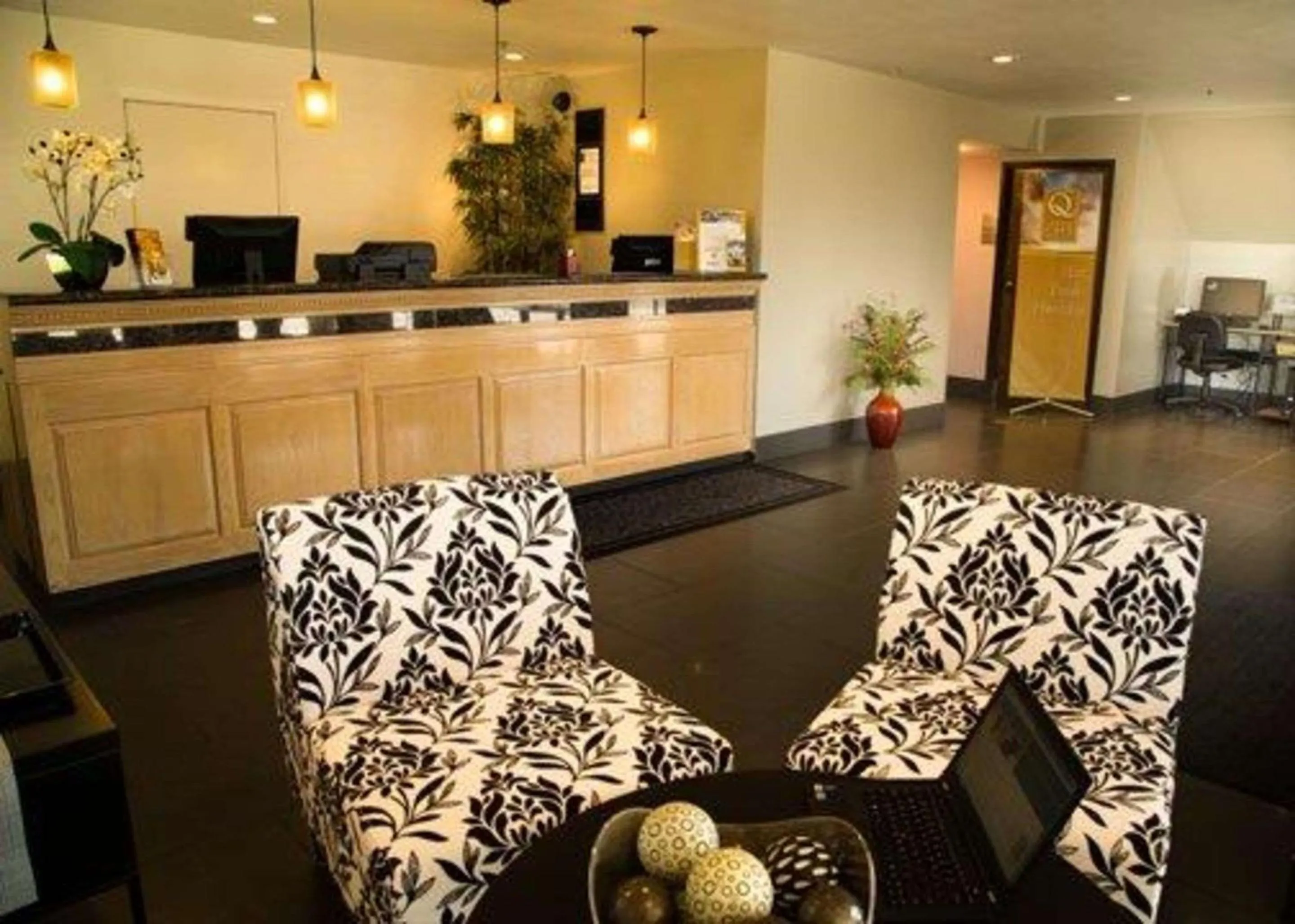 Lobby or reception in Quality Inn Santa Clara Convention Center