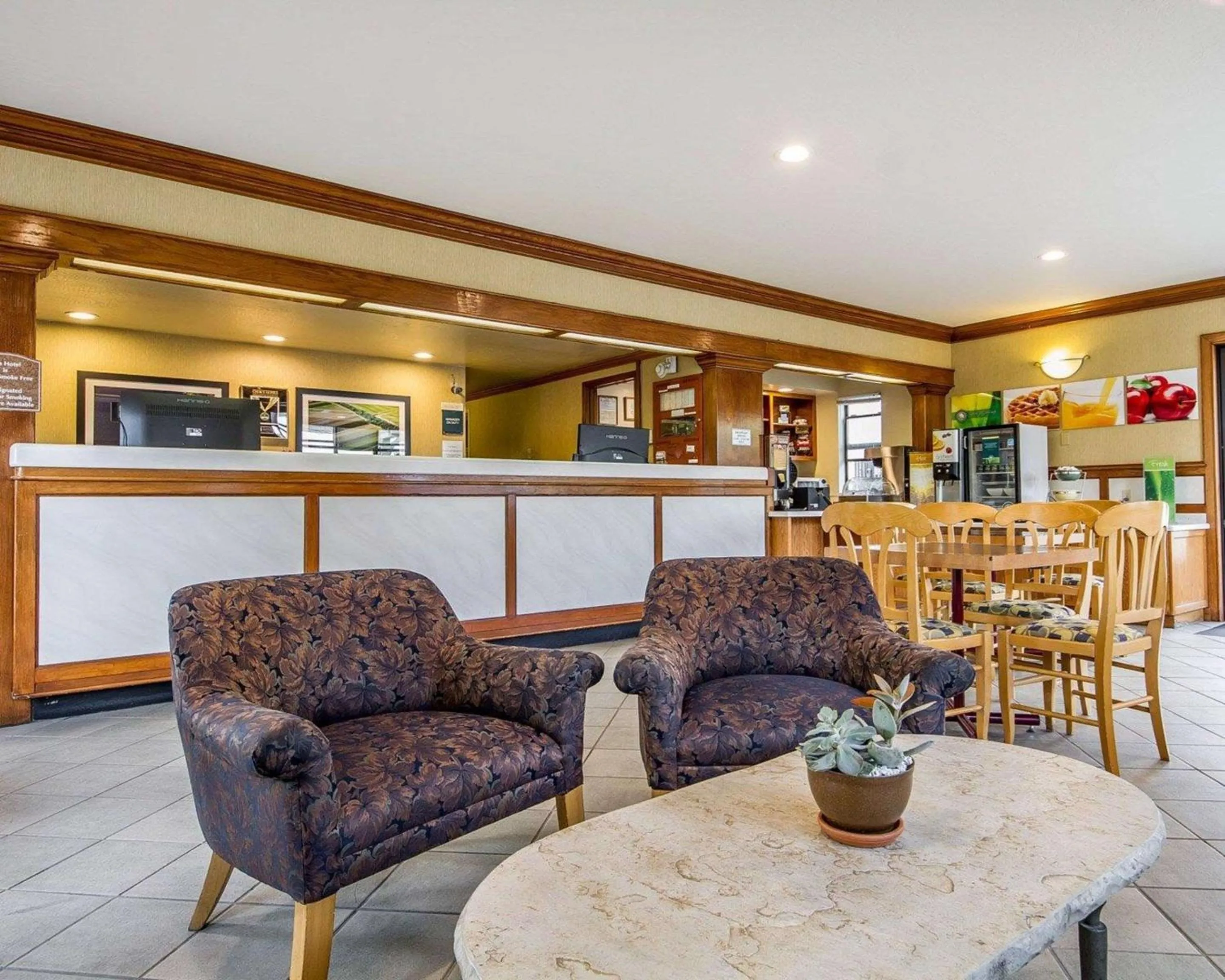 Communal lounge/ TV room in Quality Inn Petaluma - Sonoma