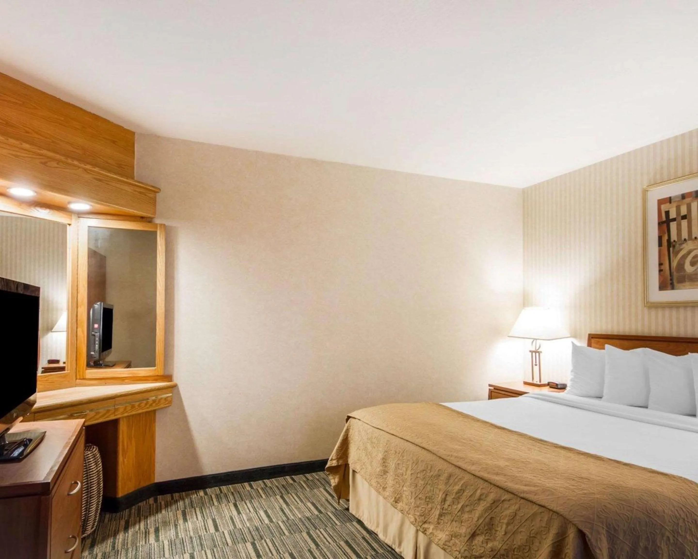 Photo of the whole room, Bed in Quality Inn Petaluma - Sonoma