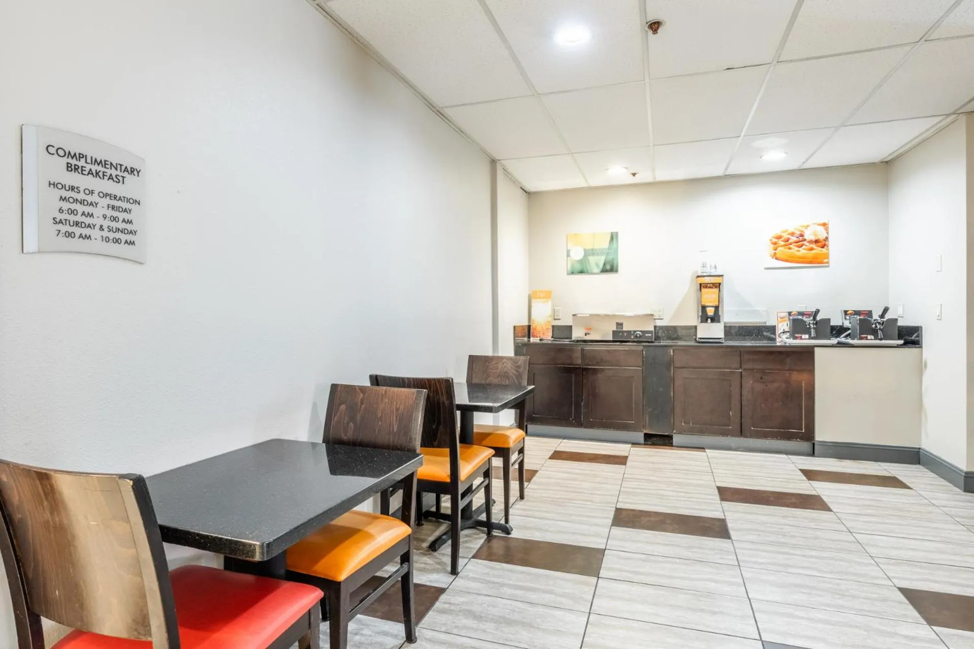 Seating area in Quality Inn near Mammoth Mountain Ski Resort