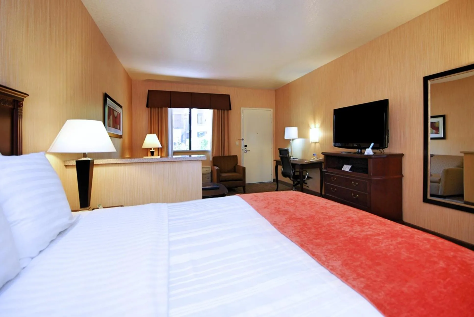 Photo of the whole room, Bed in Best Western San Dimas Hotel & Suites