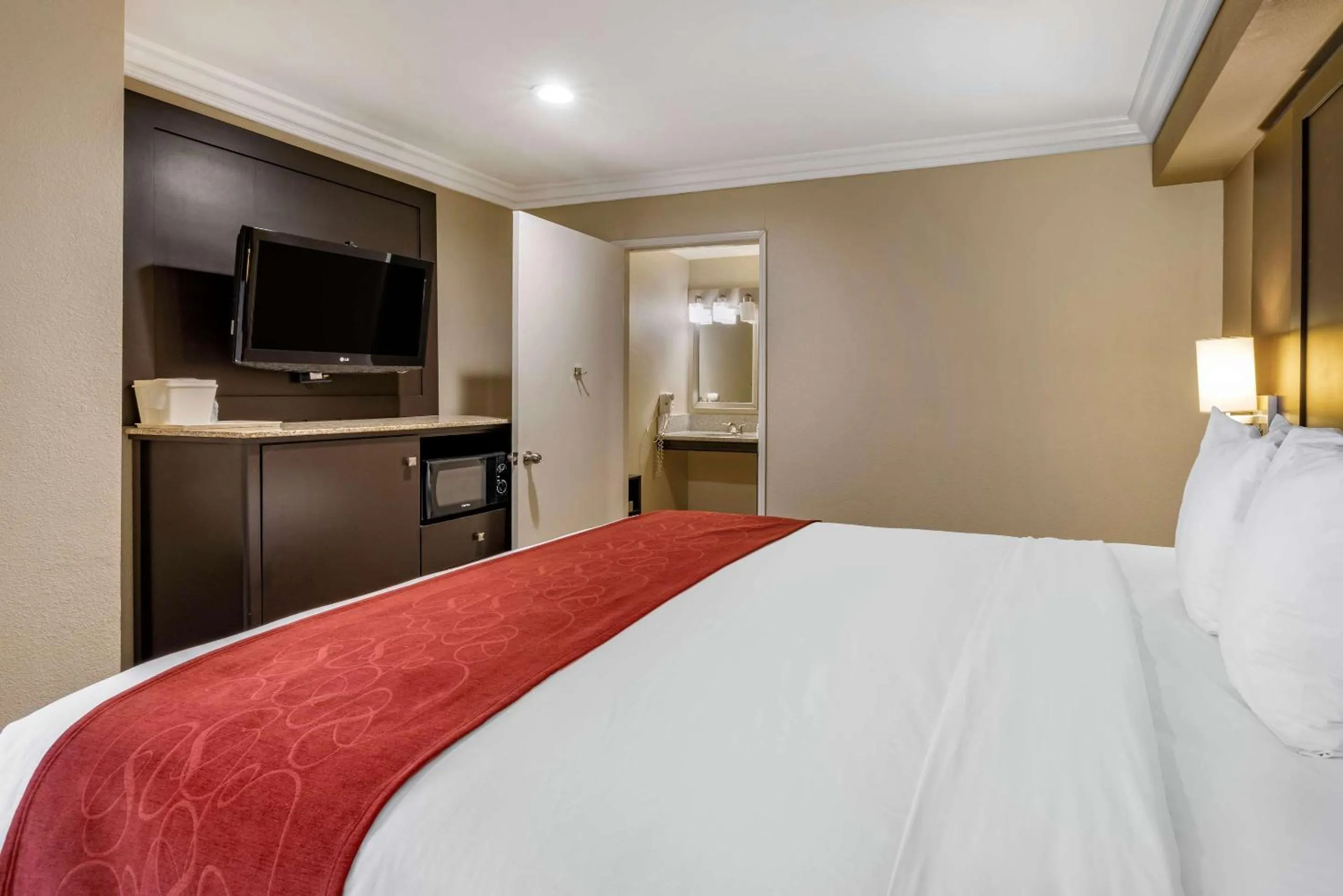 Bedroom, Bed in Comfort Suites San Clemente Beach