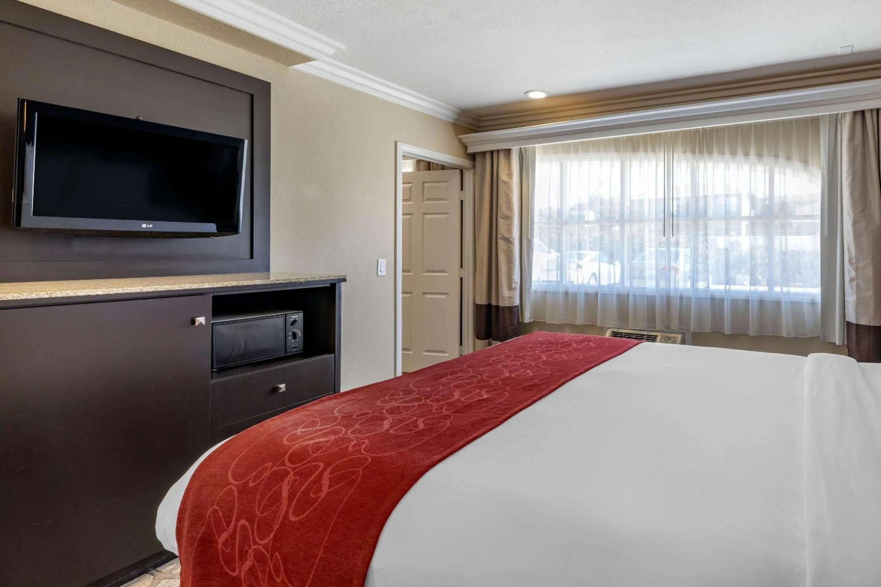 Bedroom, Bed in Comfort Suites San Clemente Beach