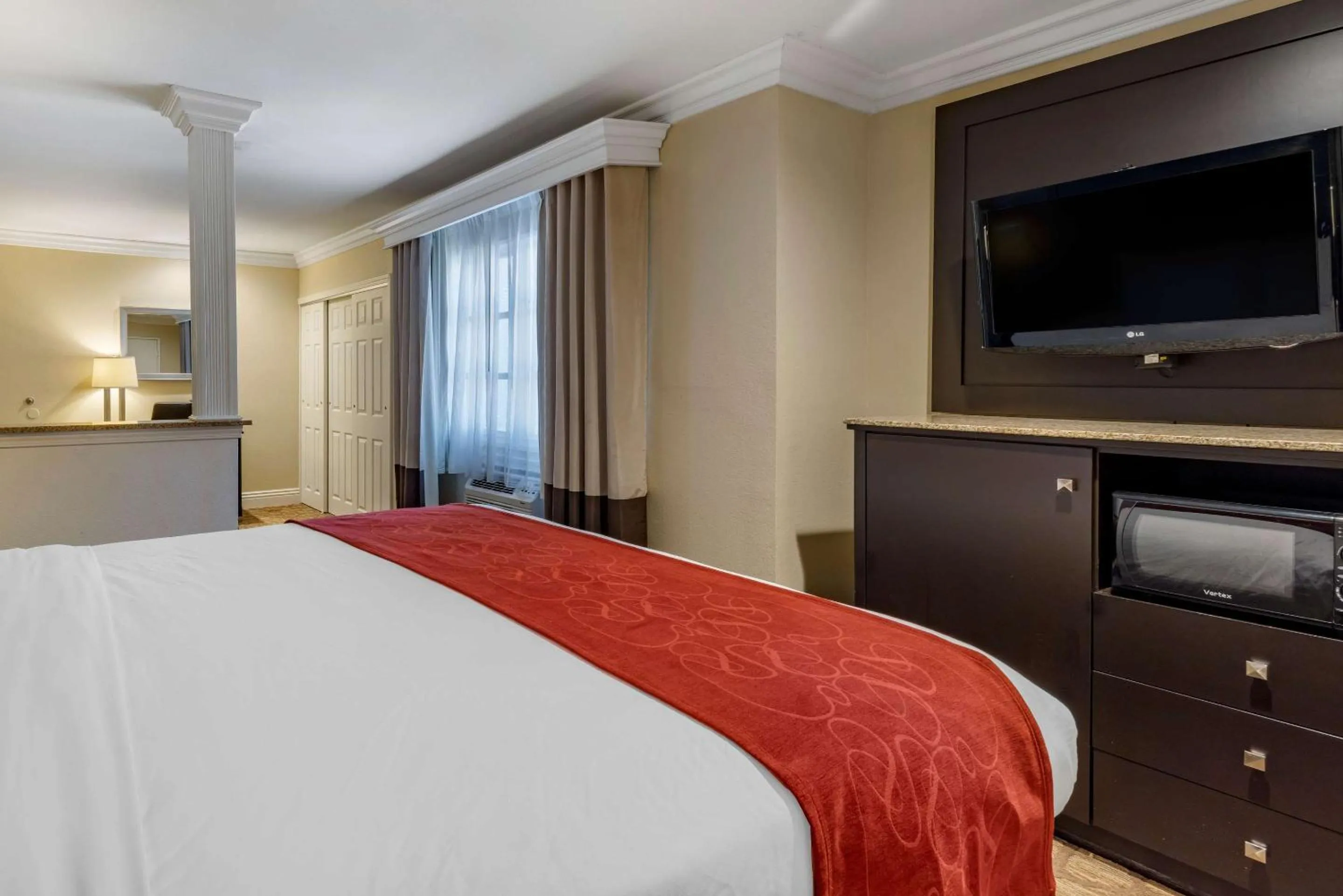 Bedroom, Bed in Comfort Suites San Clemente Beach