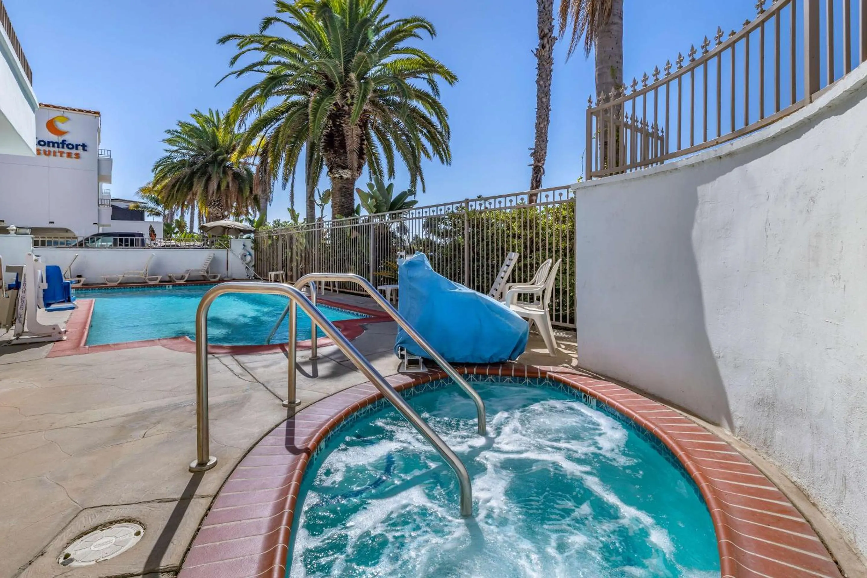 Swimming pool in Comfort Suites San Clemente Beach