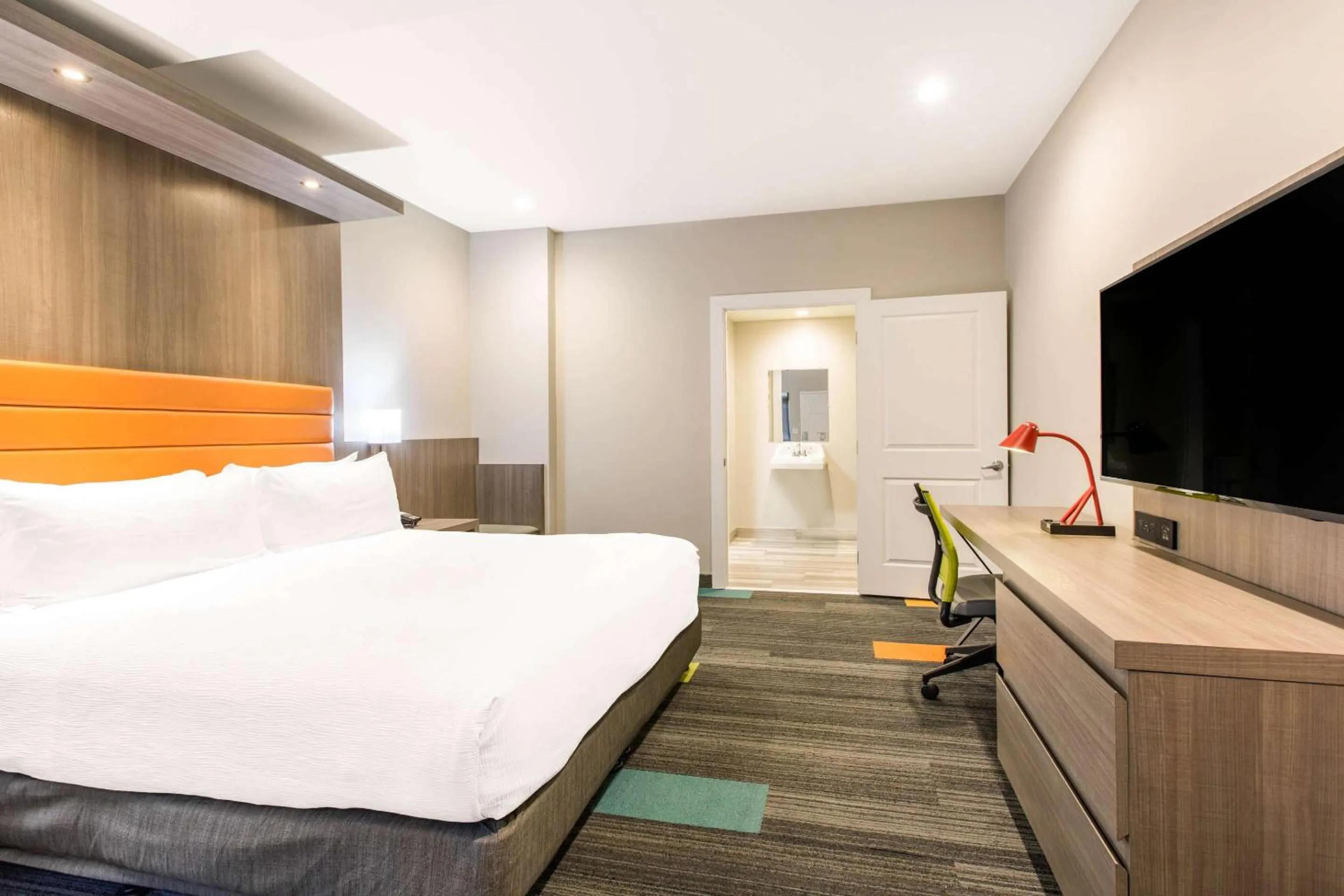 Bedroom, Bed in Rodeway Inn near Melrose Ave