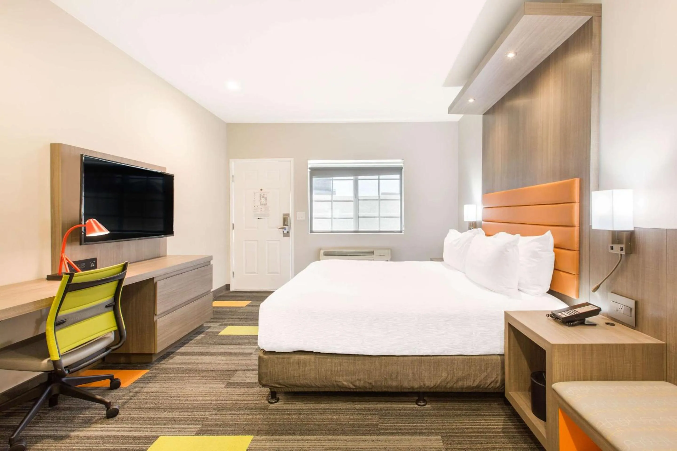 Bedroom, Bed in Rodeway Inn near Melrose Ave