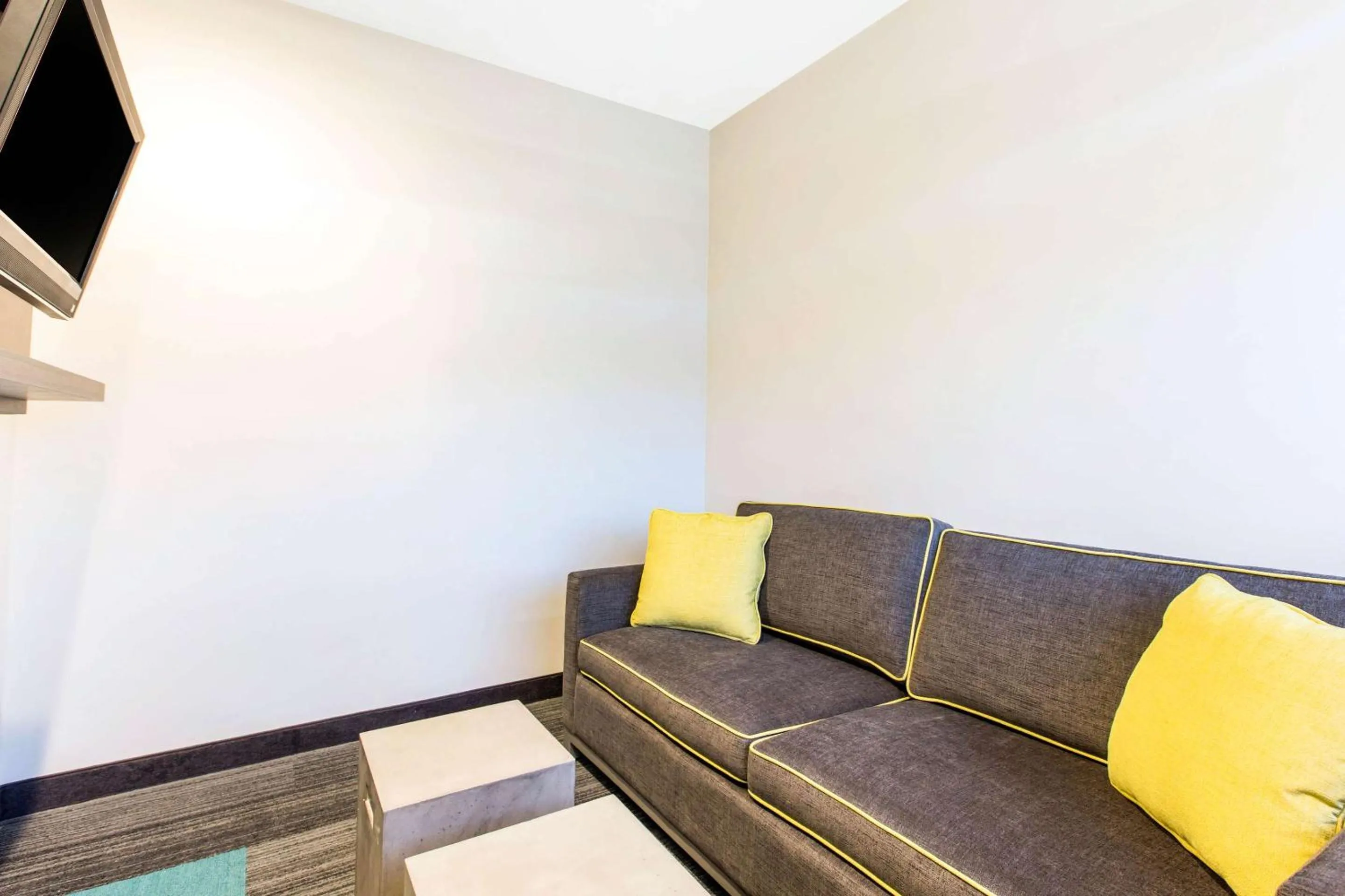 Bedroom in Rodeway Inn near Melrose Ave