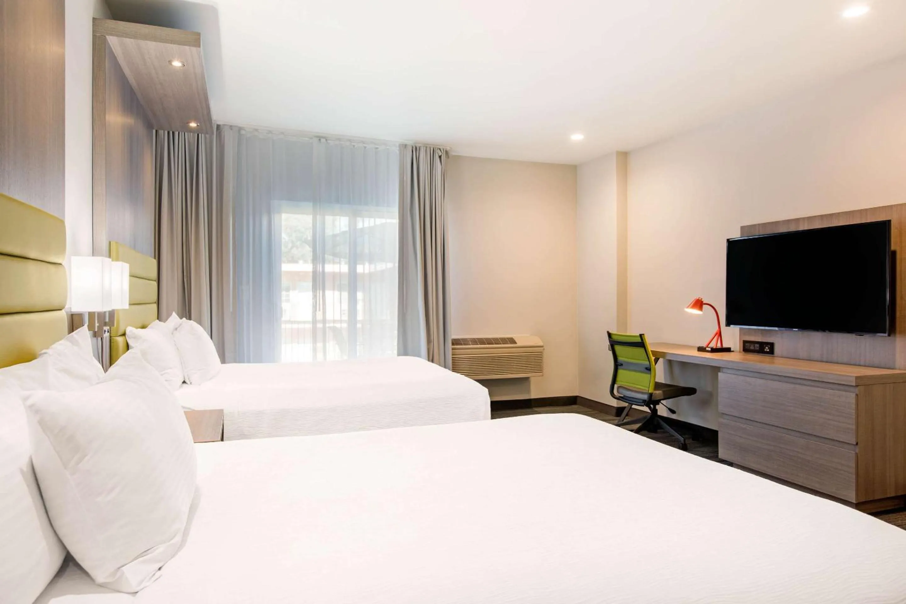 Bedroom, Bed in Rodeway Inn near Melrose Ave