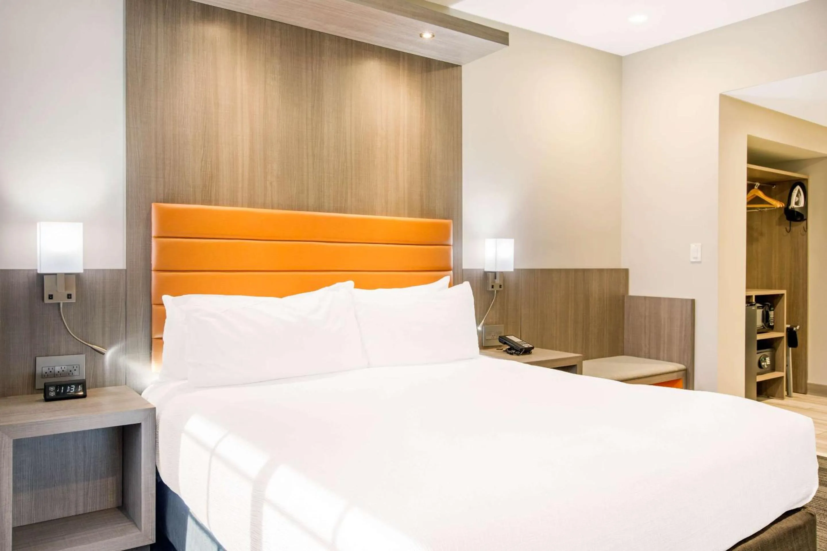 Bedroom, Bed in Rodeway Inn near Melrose Ave