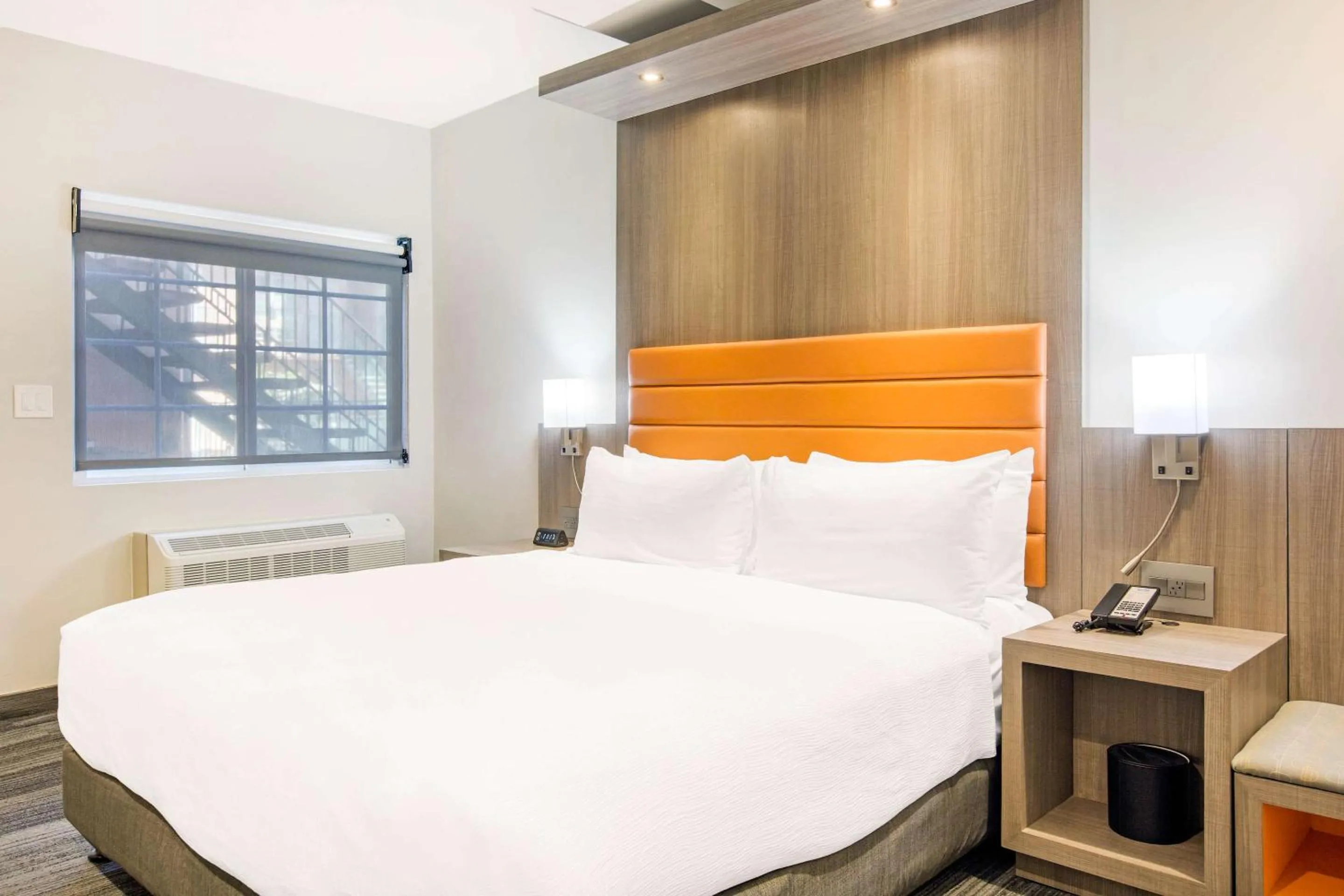 Bedroom, Bed in Rodeway Inn near Melrose Ave