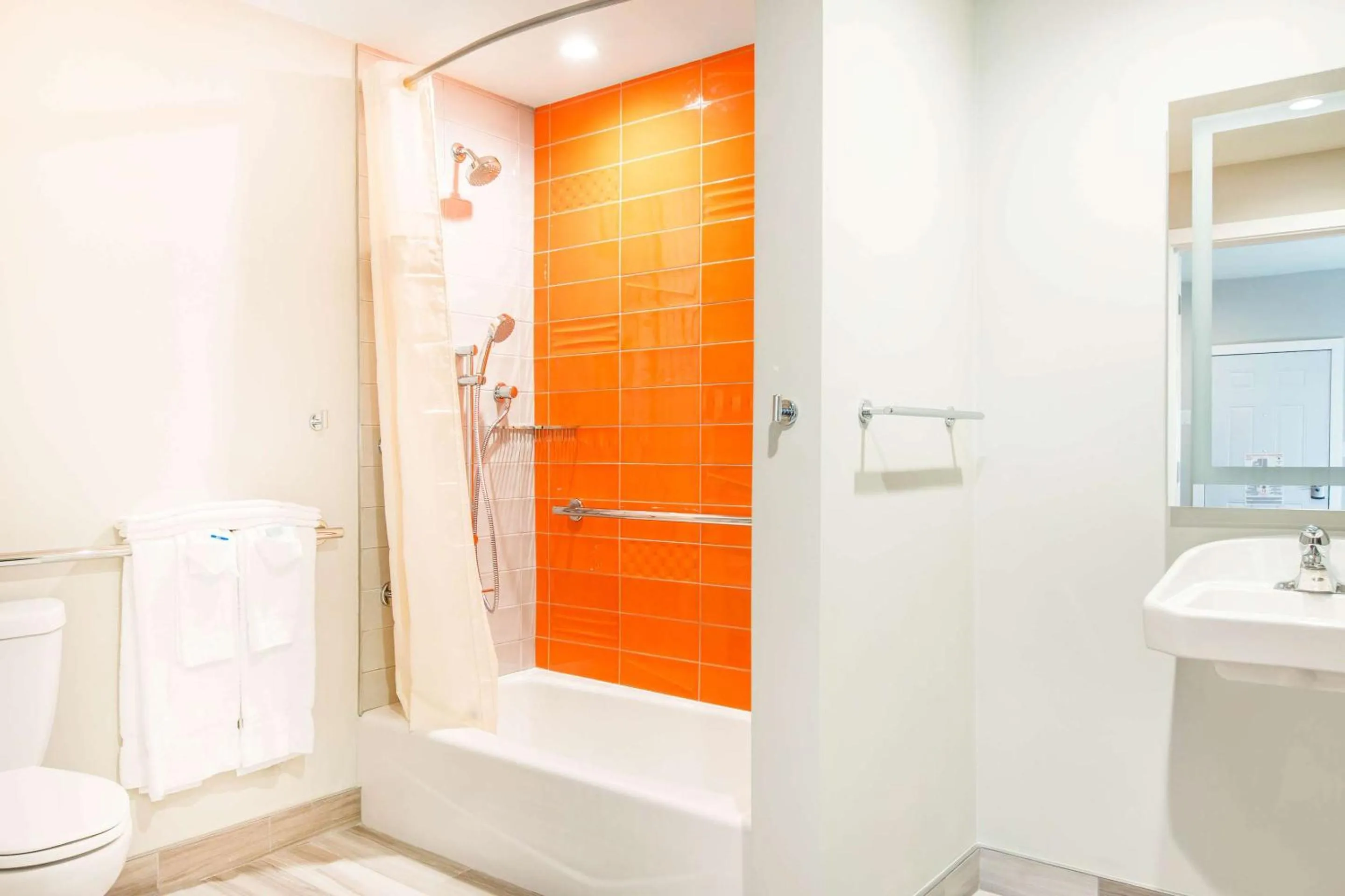 Bedroom in Rodeway Inn near Melrose Ave