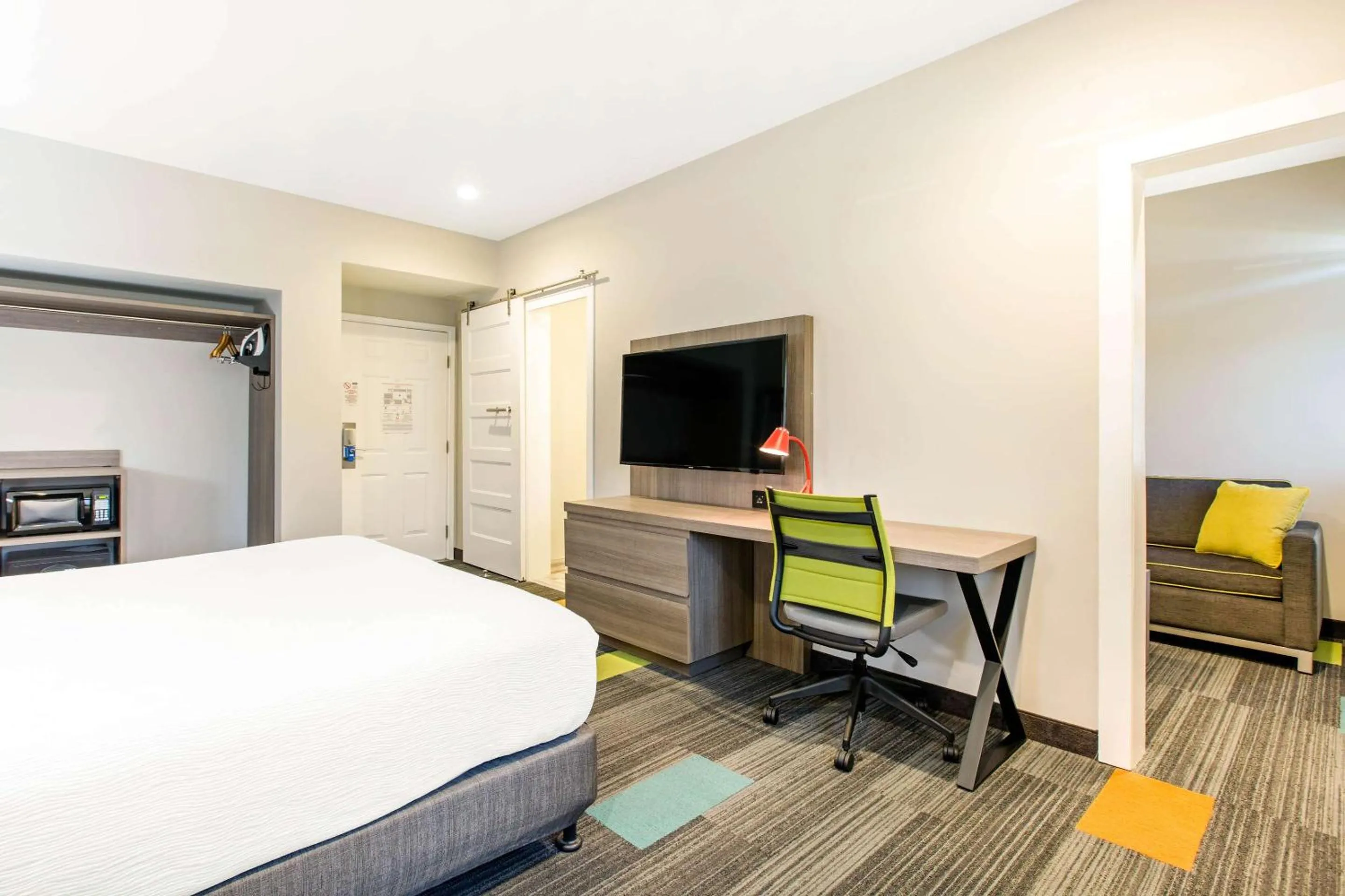 Bedroom, Bed in Rodeway Inn near Melrose Ave